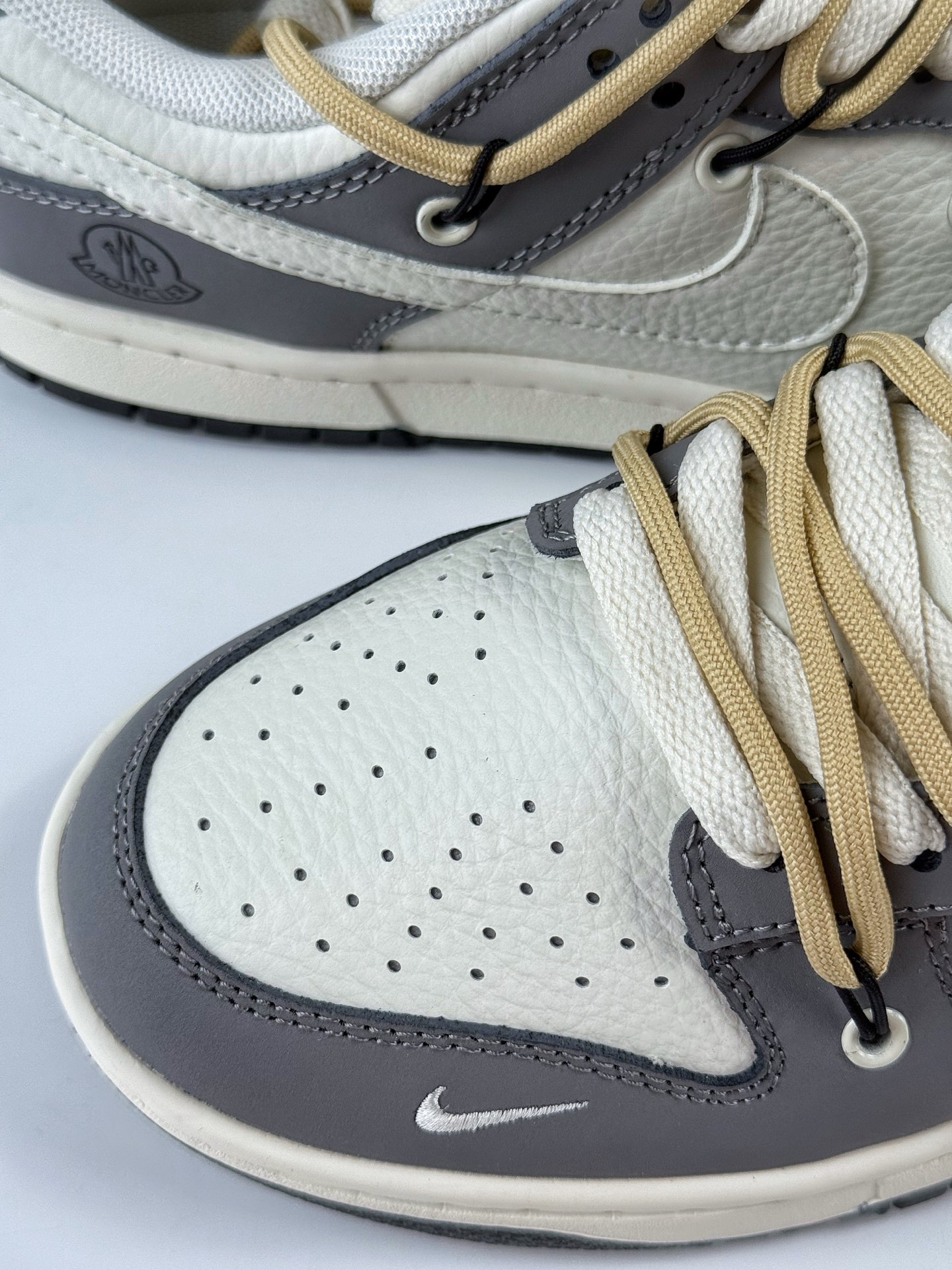 260 Nike SB Dunk Low x MONCLER 灰白小勾绑带 FX1588-404