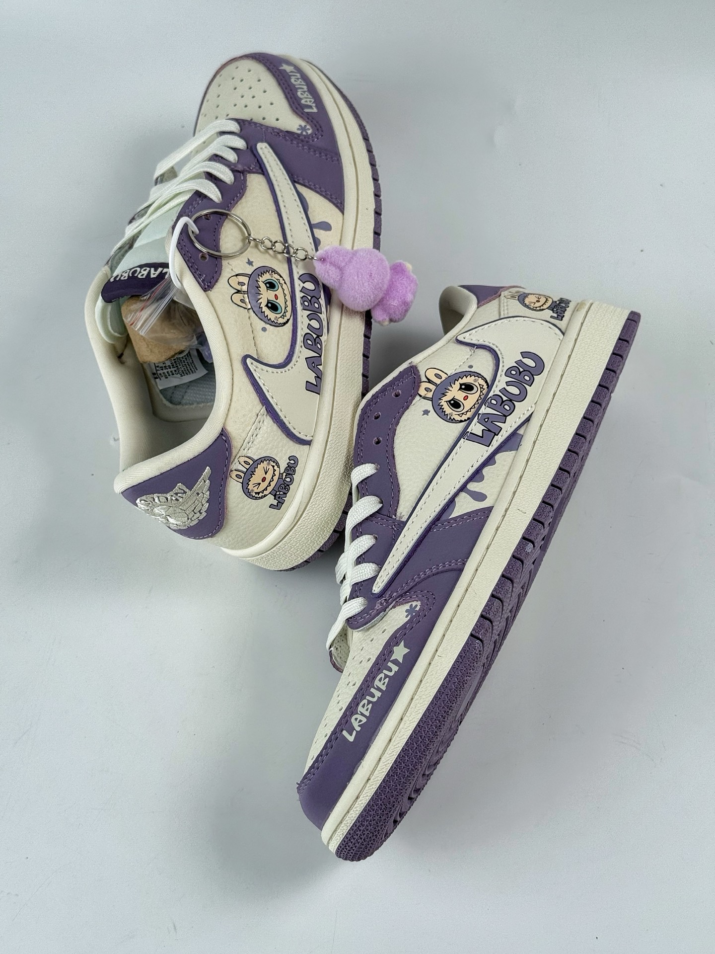 260 Travis Scott x Nike Air Jordan 1 Low x 拉布布涂鸦 Air Jordan 1 Low 反转紫白拉布布涂鸦倒钩 XB1979-010-Chinese UA Cheap High Quatity Brand Clothes Bags handbags Sneakers wholesale wholesaler seller from China Factory suppliers Fashion Clothing Shoes best Quality Beautiful Price 260 Travis Scott x Nike Air Jordan 1 Low x 拉布布涂鸦 Air Jordan 1 Low 反转紫白拉布布涂鸦倒钩 XB1979-010