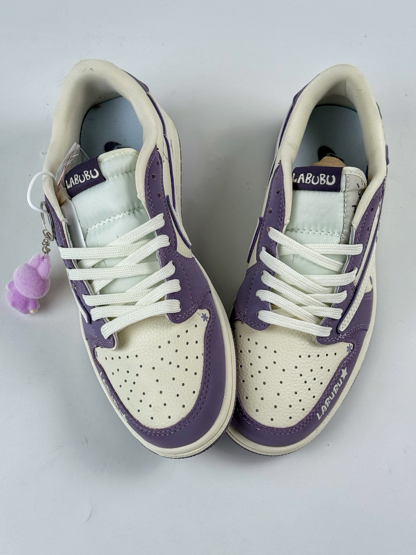 260 Travis Scott x Nike Air Jordan 1 Low x 拉布布涂鸦 Air Jordan 1 Low 反转紫白拉布布涂鸦倒钩 XB1979-010-Chinese UA Cheap High Quatity Brand Clothes Bags handbags Sneakers wholesale wholesaler seller from China Factory suppliers Fashion Clothing Shoes best Quality Beautiful Price 260 Travis Scott x Nike Air Jordan 1 Low x 拉布布涂鸦 Air Jordan 1 Low 反转紫白拉布布涂鸦倒钩 XB1979-010