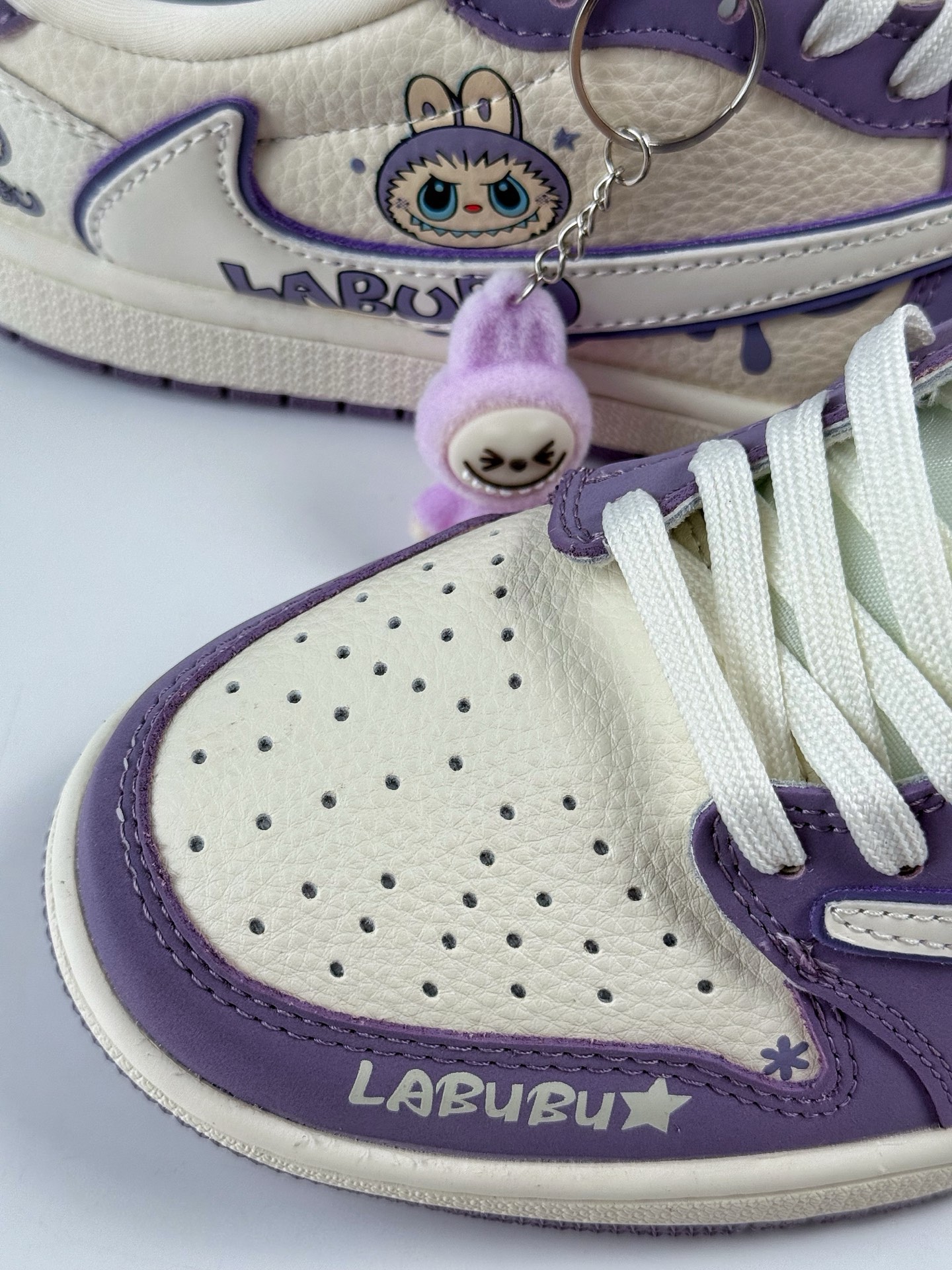 260 Travis Scott x Nike Air Jordan 1 Low x 拉布布涂鸦 Air Jordan 1 Low 反转紫白拉布布涂鸦倒钩 XB1979-010-Chinese UA Cheap High Quatity Brand Clothes Bags handbags Sneakers wholesale wholesaler seller from China Factory suppliers Fashion Clothing Shoes best Quality Beautiful Price 260 Travis Scott x Nike Air Jordan 1 Low x 拉布布涂鸦 Air Jordan 1 Low 反转紫白拉布布涂鸦倒钩 XB1979-010