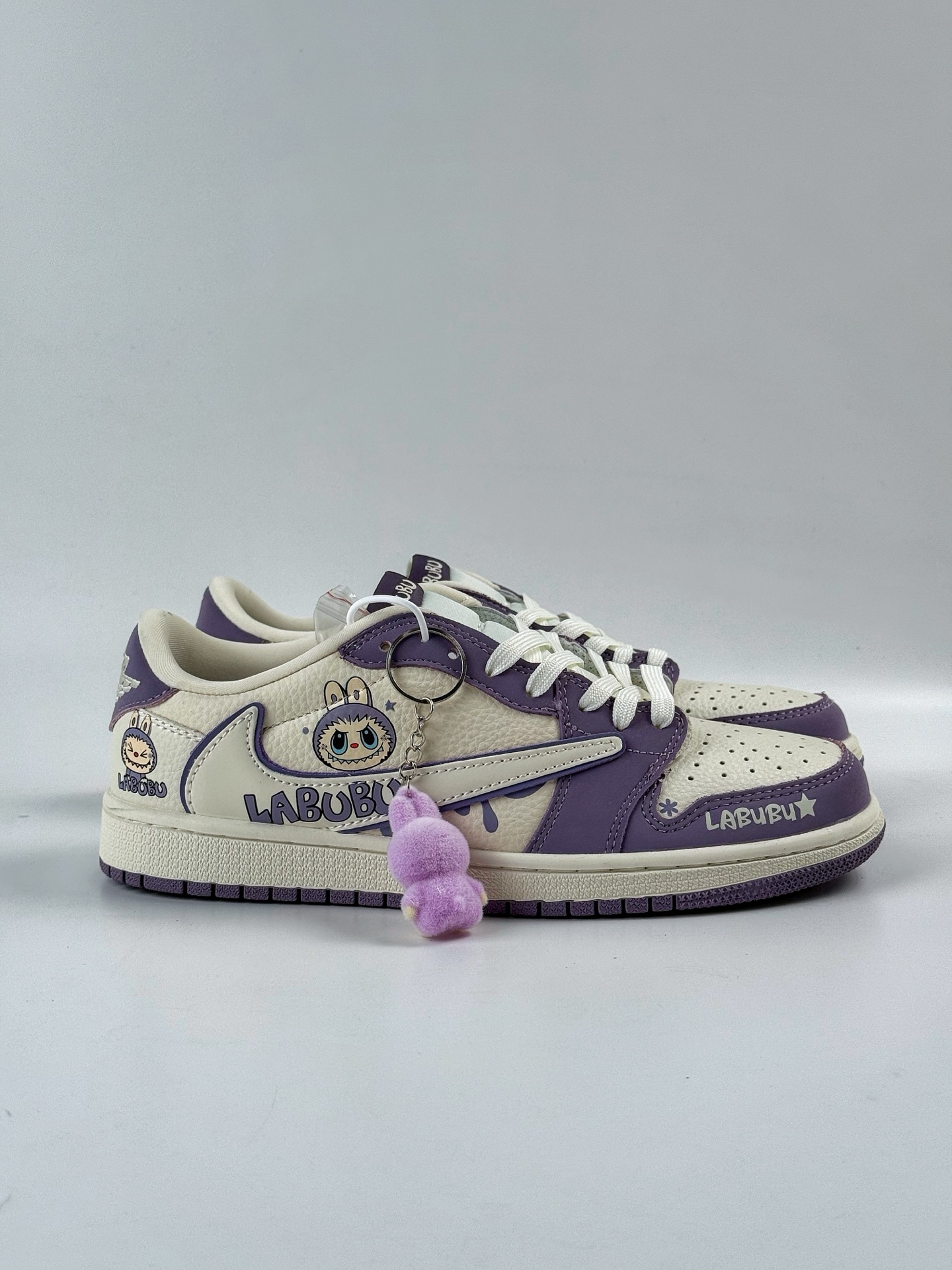 260 Travis Scott x Nike Air Jordan 1 Low x 拉布布涂鸦 Air Jordan 1 Low 反转紫白拉布布涂鸦倒钩 XB1979-010-Chinese UA Cheap High Quatity Brand Clothes Bags handbags Sneakers wholesale wholesaler seller from China Factory suppliers Fashion Clothing Shoes best Quality Beautiful Price 260 Travis Scott x Nike Air Jordan 1 Low x 拉布布涂鸦 Air Jordan 1 Low 反转紫白拉布布涂鸦倒钩 XB1979-010