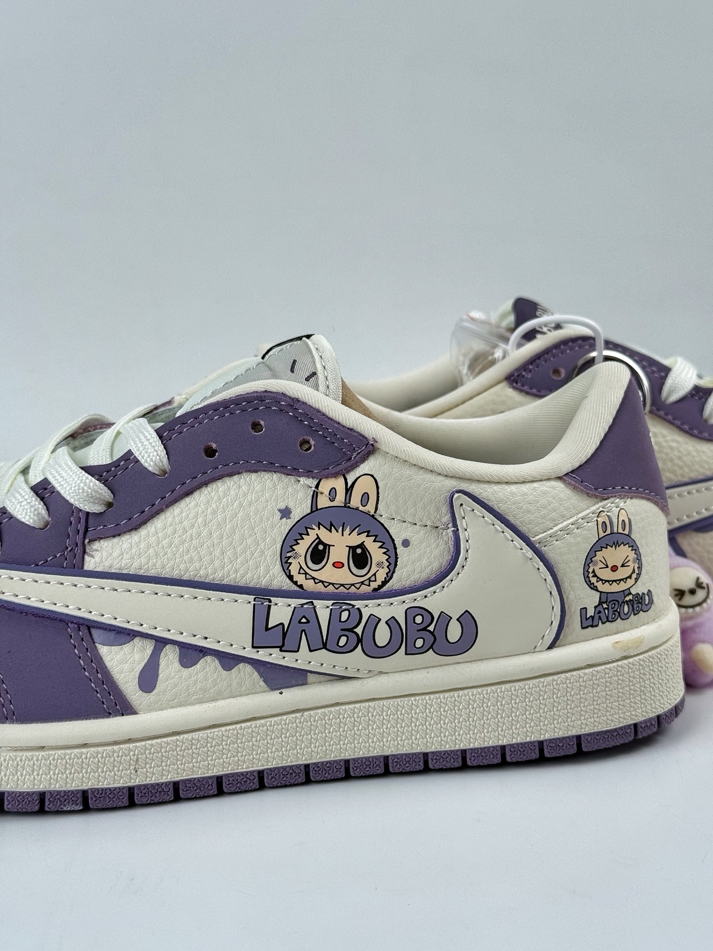 260 Travis Scott x Nike Air Jordan 1 Low x 拉布布涂鸦 Air Jordan 1 Low 反转紫白拉布布涂鸦倒钩 XB1979-010-Chinese UA Cheap High Quatity Brand Clothes Bags handbags Sneakers wholesale wholesaler seller from China Factory suppliers Fashion Clothing Shoes best Quality Beautiful Price 260 Travis Scott x Nike Air Jordan 1 Low x 拉布布涂鸦 Air Jordan 1 Low 反转紫白拉布布涂鸦倒钩 XB1979-010