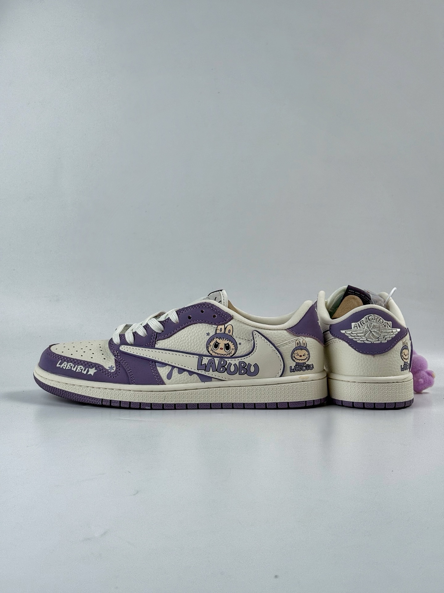 260 Travis Scott x Nike Air Jordan 1 Low x 拉布布涂鸦 Air Jordan 1 Low 反转紫白拉布布涂鸦倒钩 XB1979-010-Chinese UA Cheap High Quatity Brand Clothes Bags handbags Sneakers wholesale wholesaler seller from China Factory suppliers Fashion Clothing Shoes best Quality Beautiful Price 260 Travis Scott x Nike Air Jordan 1 Low x 拉布布涂鸦 Air Jordan 1 Low 反转紫白拉布布涂鸦倒钩 XB1979-010