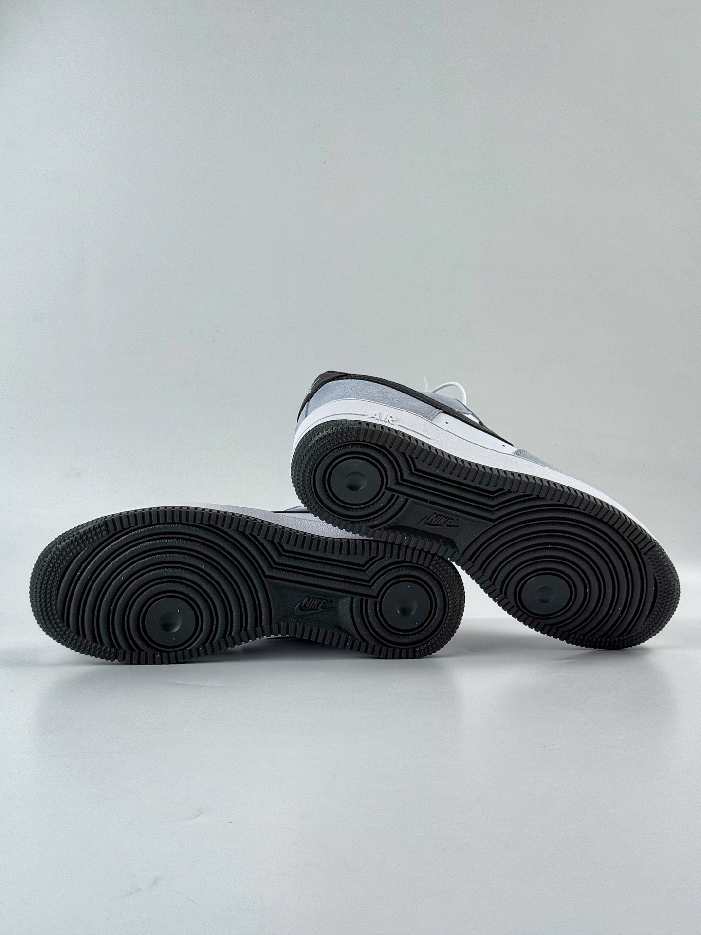 200 Nike Air Force 1 Low 07 灰白黑 IF6205-400