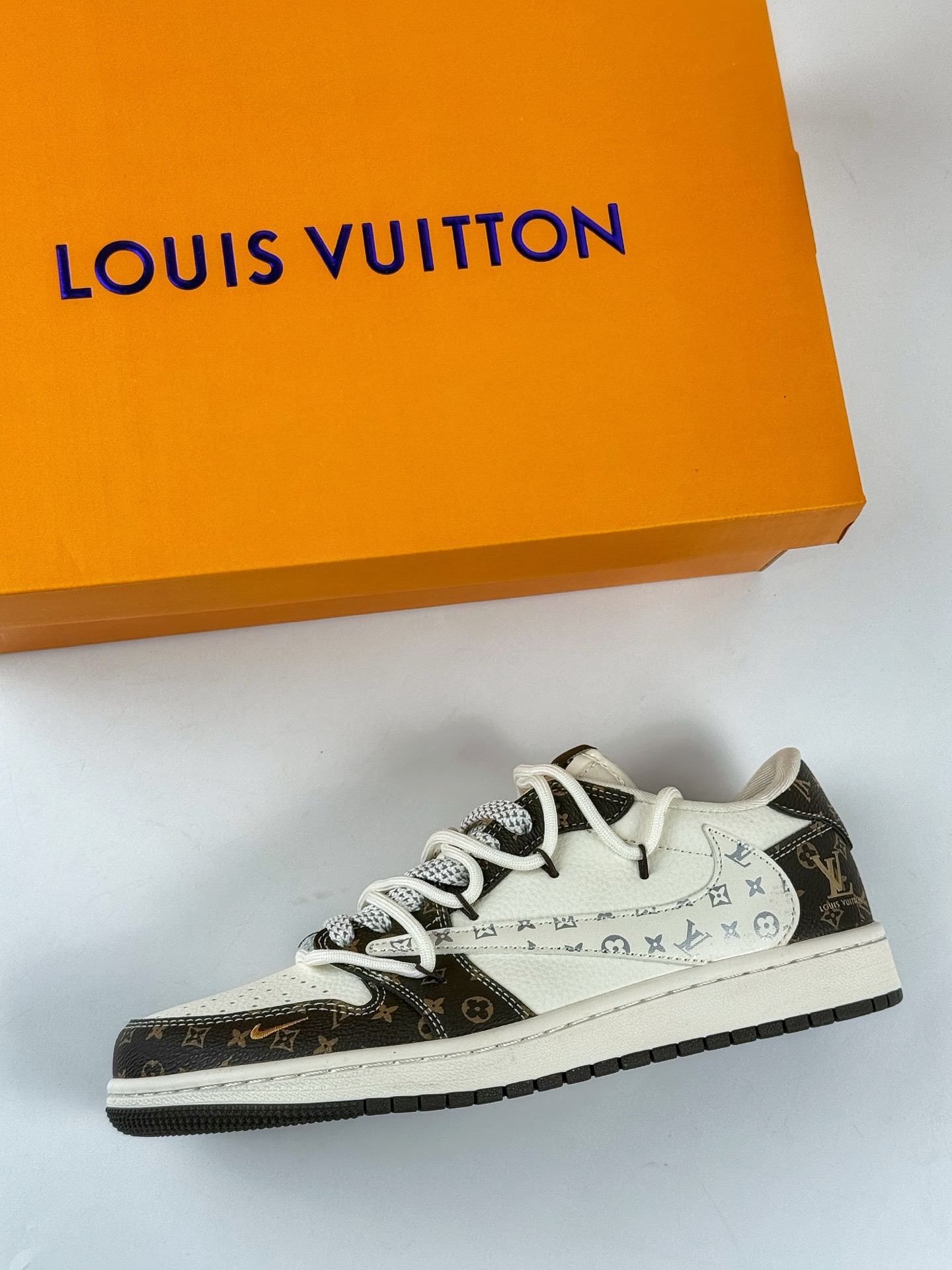 300 Nike SB Dunk Low x Louis Vuitton 黑白小勾绑带满天星 DM6868-101