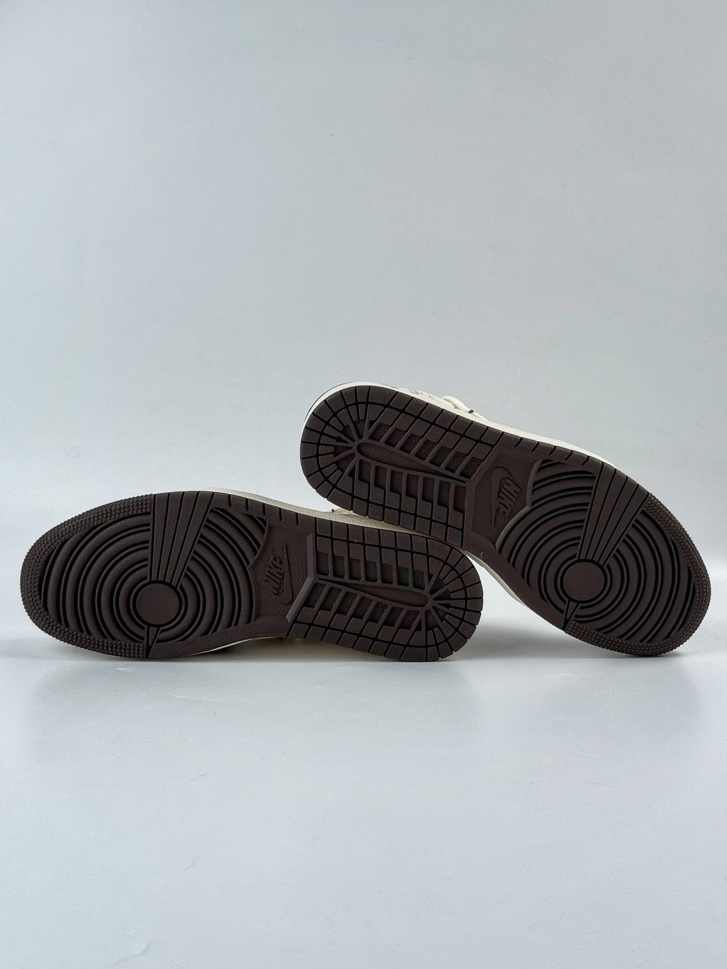 300 Nike SB Dunk Low x Louis Vuitton 黑白小勾绑带满天星 DM6868-101