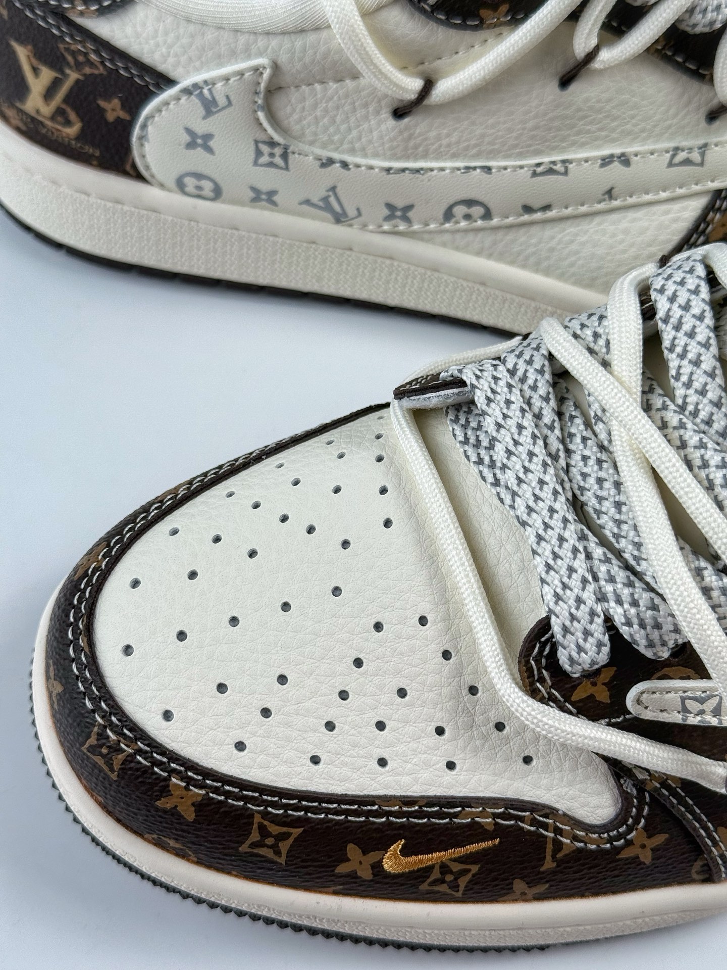 300 Nike SB Dunk Low x Louis Vuitton 黑白小勾绑带满天星 DM6868-101