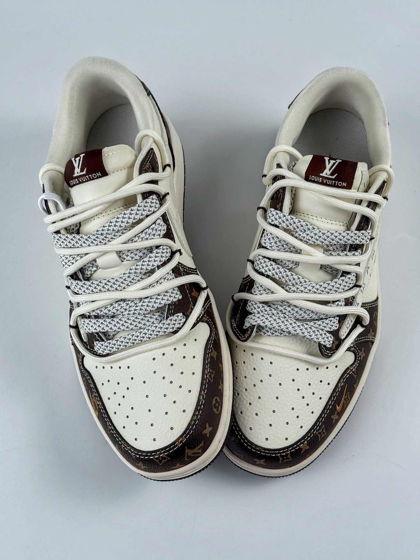 300 Nike SB Dunk Low x Louis Vuitton 黑白小勾绑带满天星 DM6868-101