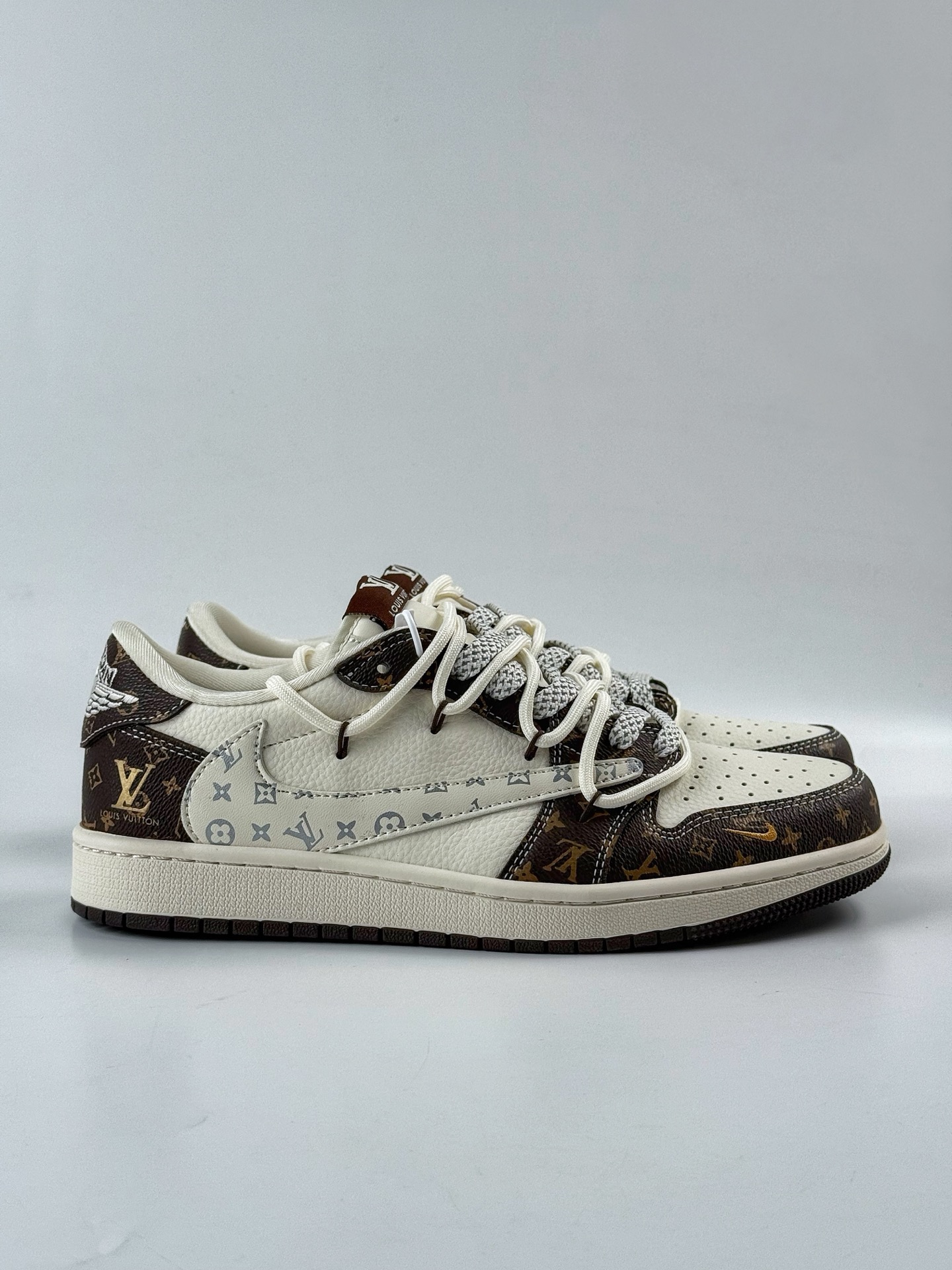 300 Nike SB Dunk Low x Louis Vuitton 黑白小勾绑带满天星 DM6868-101