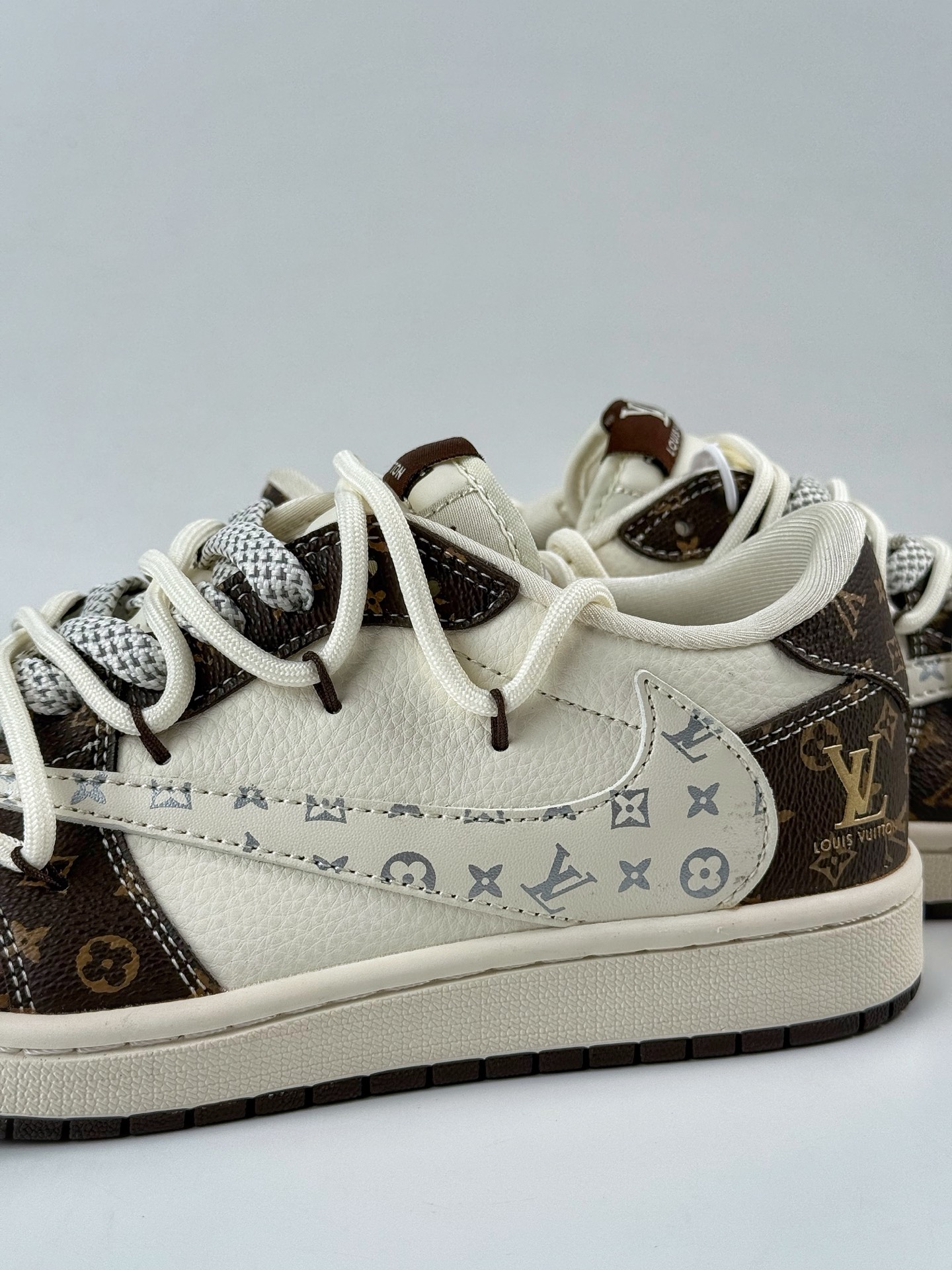 300 Nike SB Dunk Low x Louis Vuitton 黑白小勾绑带满天星 DM6868-101