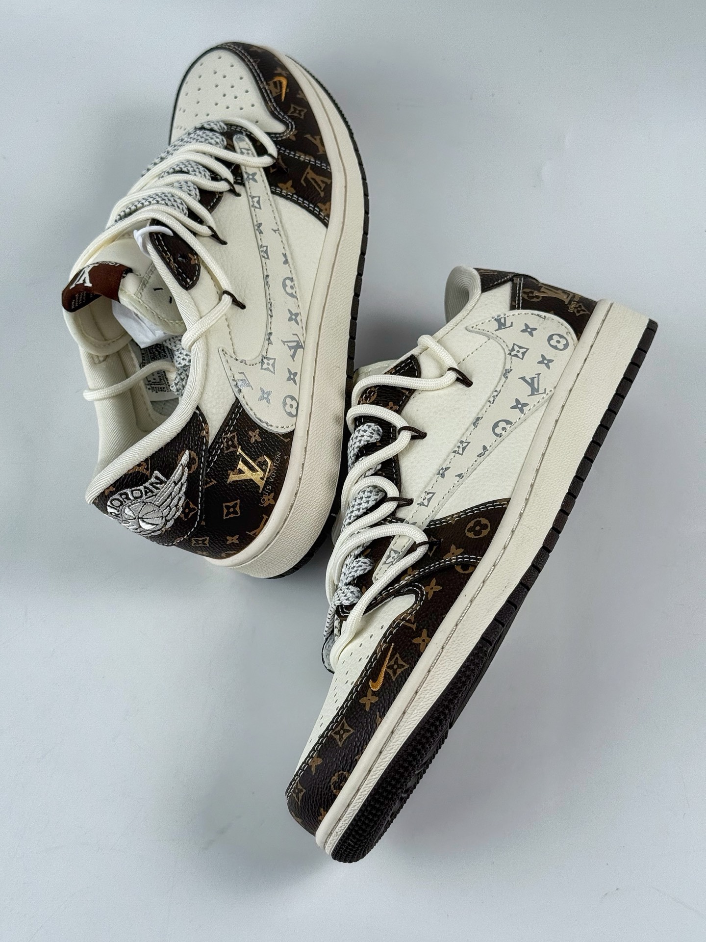 300 Nike SB Dunk Low x Louis Vuitton 黑白小勾绑带满天星 DM6868-101