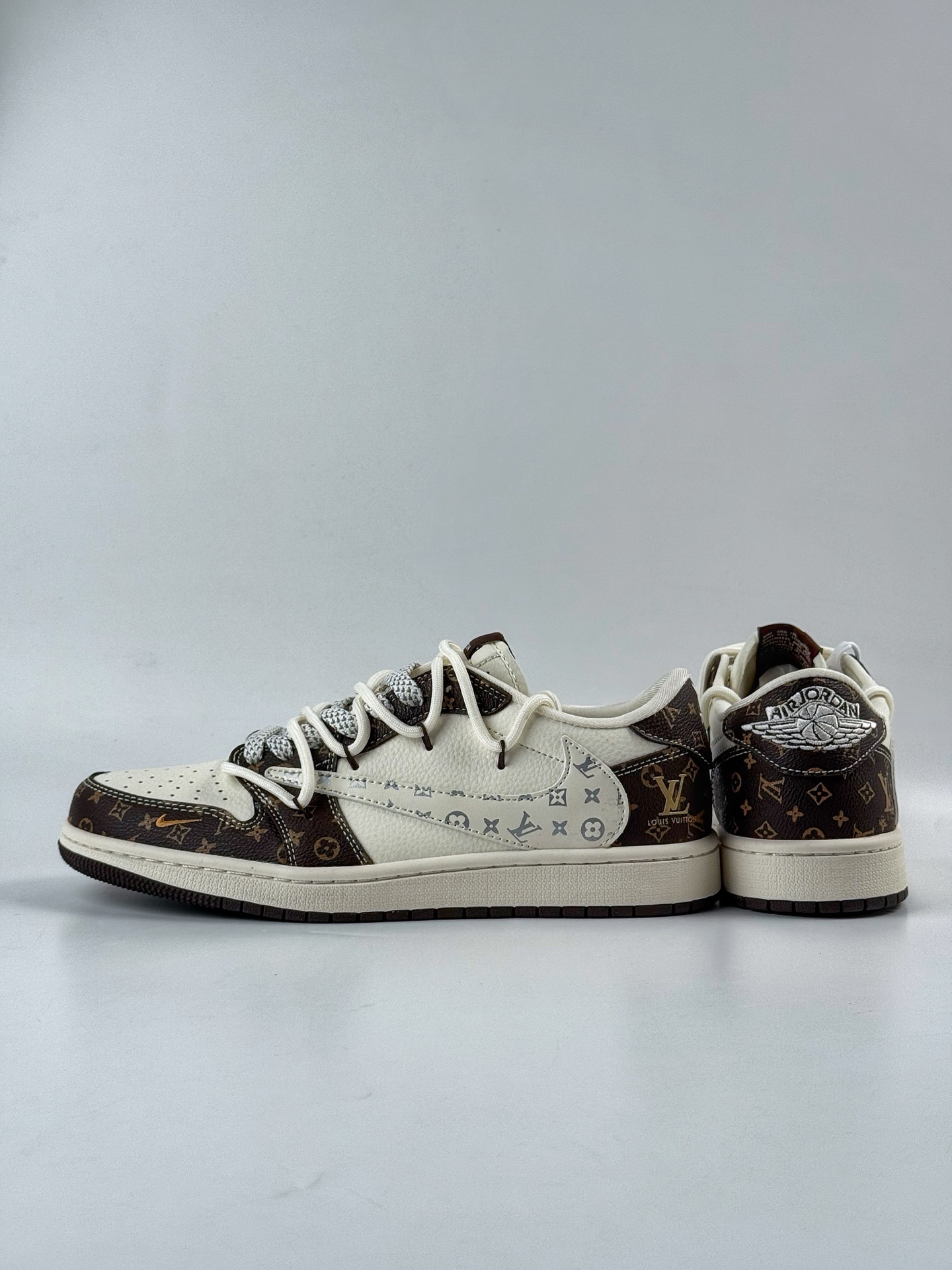 300 Nike SB Dunk Low x Louis Vuitton 黑白小勾绑带满天星 DM6868-101