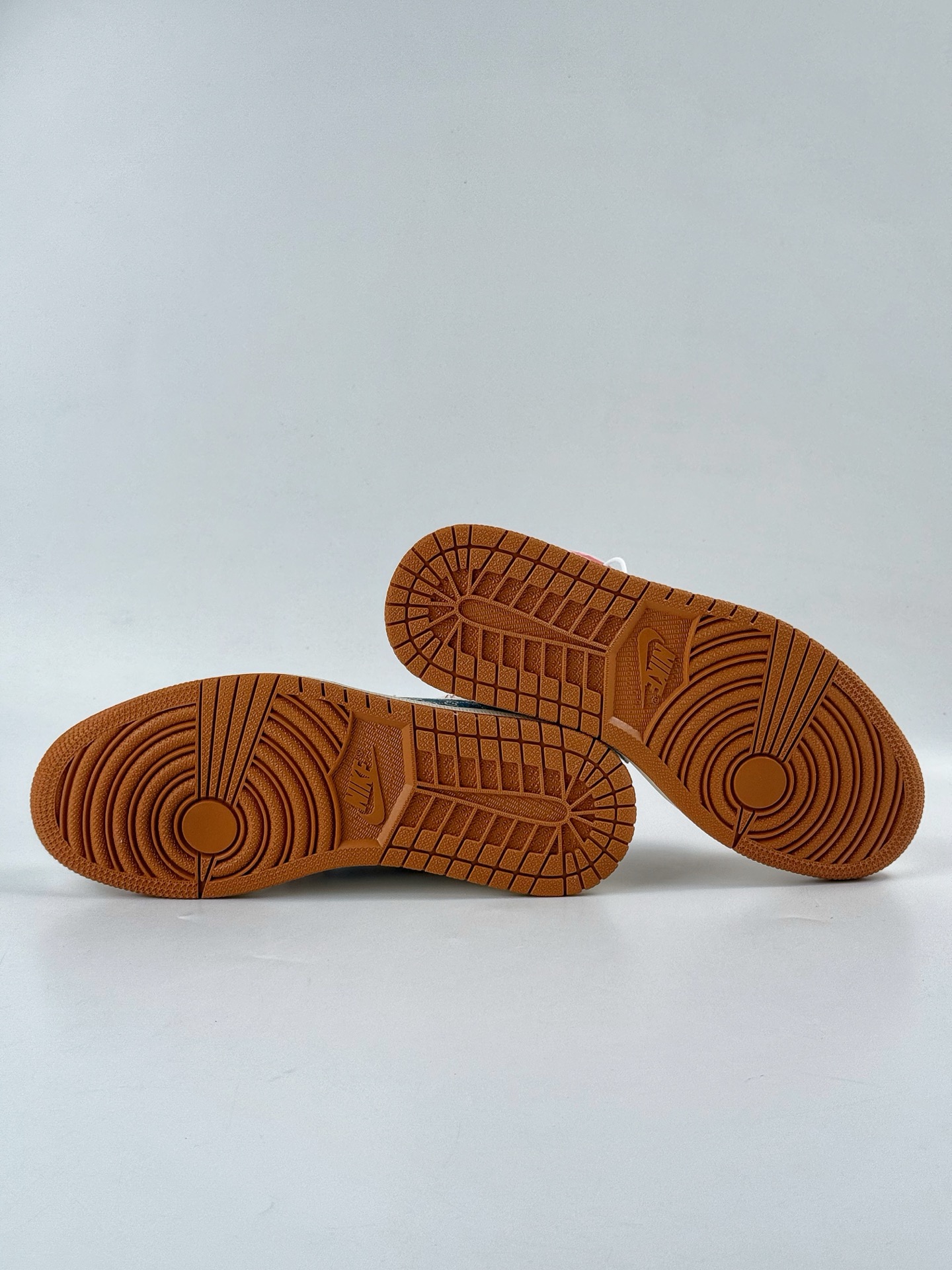 280 Travis Scott x Nike Air Jordan 1 Low x GUCCI Air Jordan 1 Low 反转白红牛仔小勾满天星倒钩 XQ1979-001