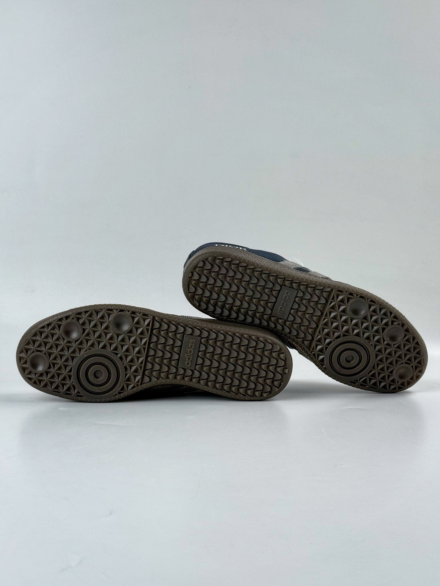 200 adidas originals Samba OG x DIOR 棕黑 桑巴舞系列复古经典轻便板鞋 DX0007-Chinese UA Cheap High Quatity Brand Clothes Bags handbags Sneakers wholesale wholesaler seller from China Factory suppliers Fashion Clothing Shoes best Quality Beautiful Price 200 adidas originals Samba OG x DIOR 棕黑 桑巴舞系列复古经典轻便板鞋 DX0007