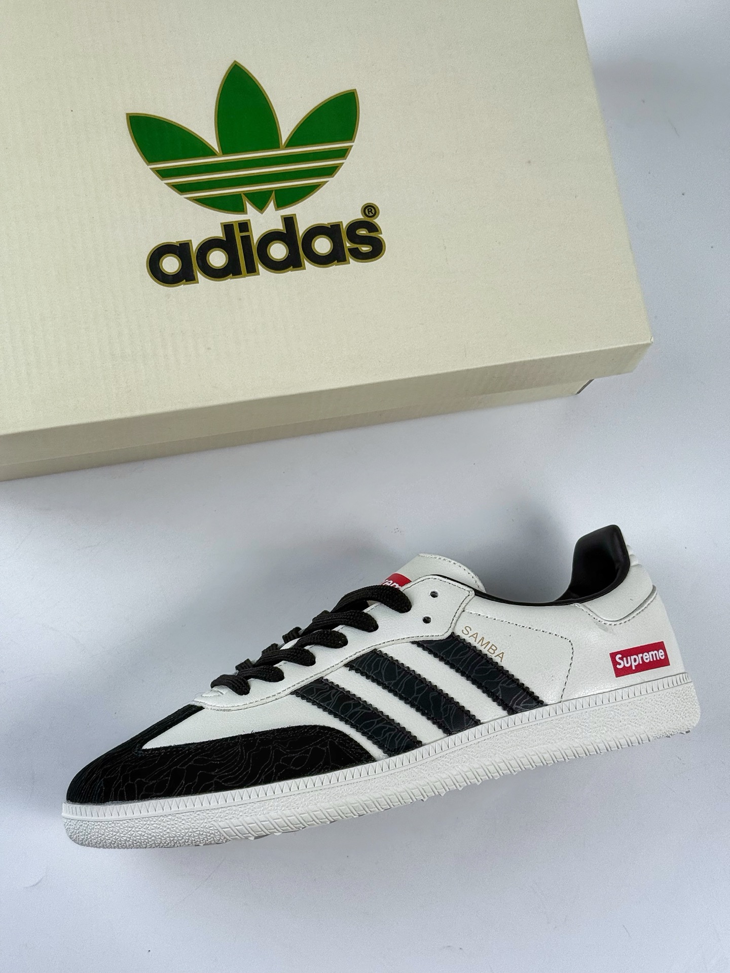 200 adidas originals Samba OG x Supreme 黑白 桑巴舞系列复古经典轻便板鞋 GJ75807