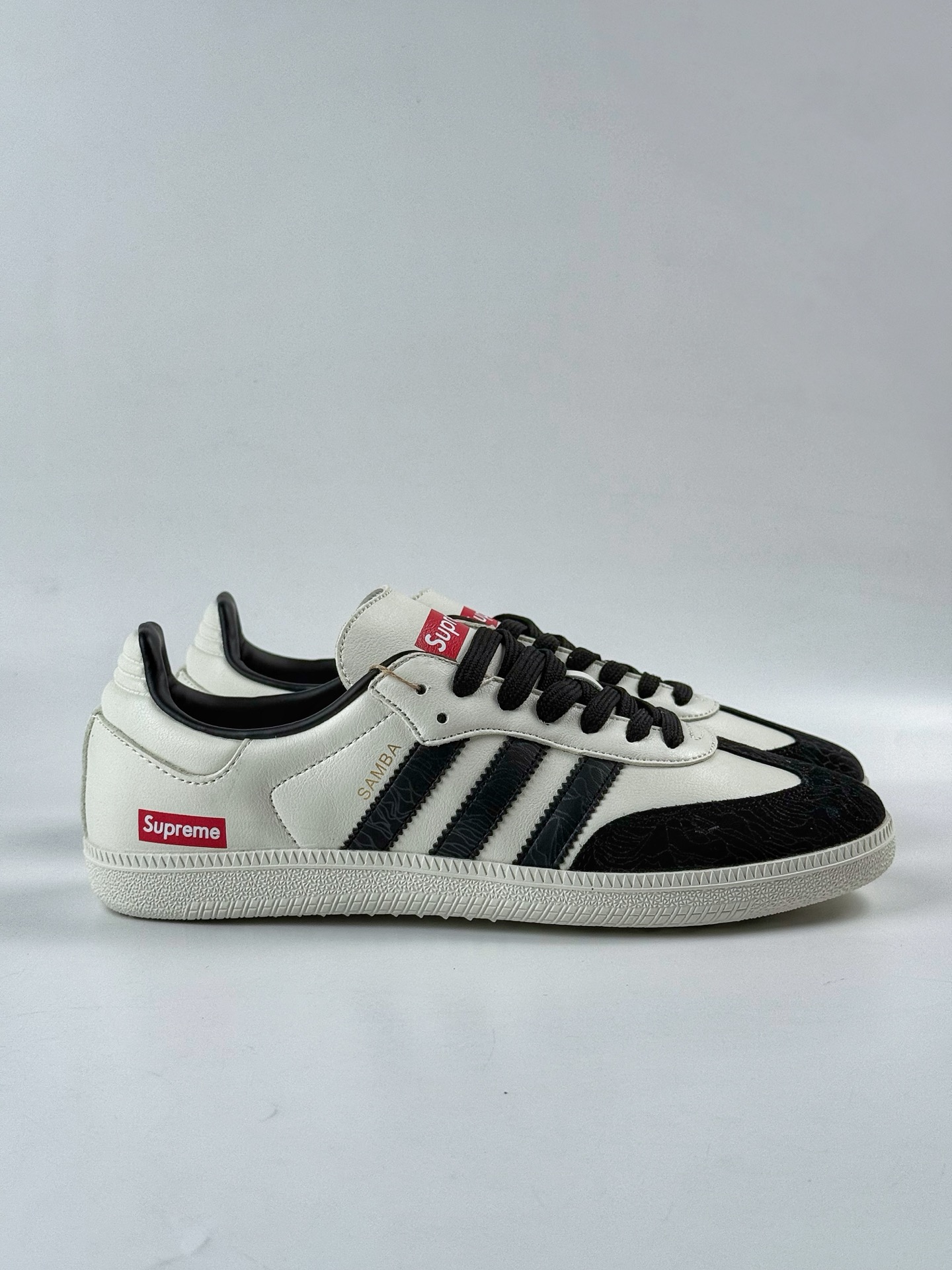 200 adidas originals Samba OG x Supreme 黑白 桑巴舞系列复古经典轻便板鞋 GJ75807
