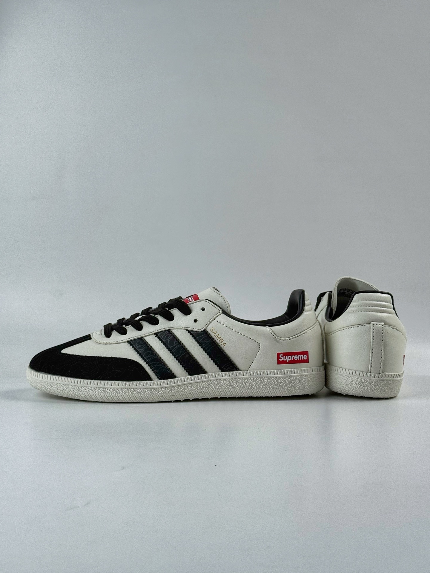 200 adidas originals Samba OG x Supreme 黑白 桑巴舞系列复古经典轻便板鞋 GJ75807
