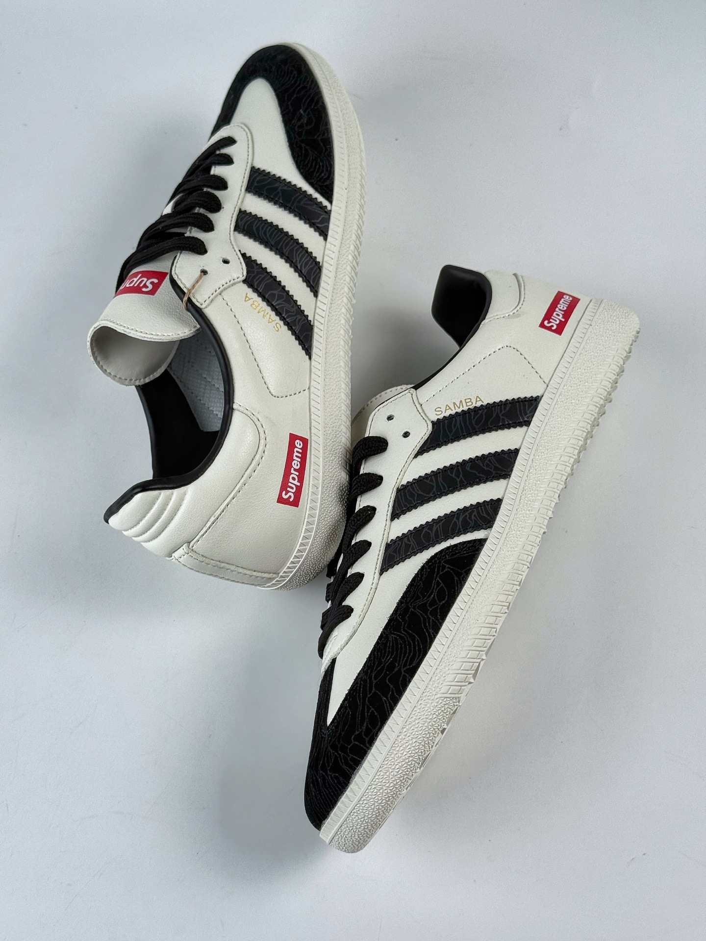 200 adidas originals Samba OG x Supreme 黑白 桑巴舞系列复古经典轻便板鞋 GJ75807