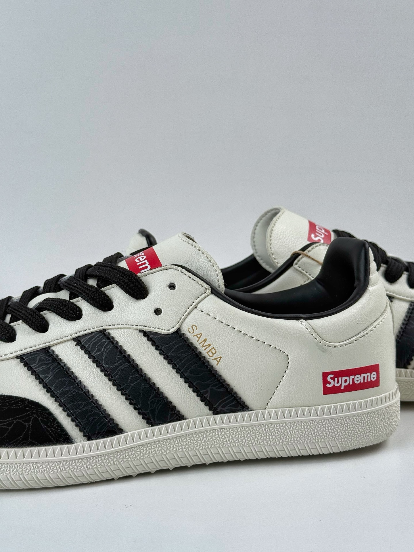200 adidas originals Samba OG x Supreme 黑白 桑巴舞系列复古经典轻便板鞋 GJ75807