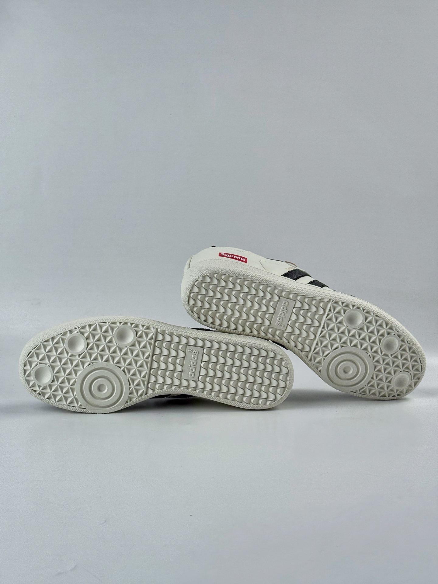 200 adidas originals Samba OG x Supreme 黑白 桑巴舞系列复古经典轻便板鞋 GJ75807