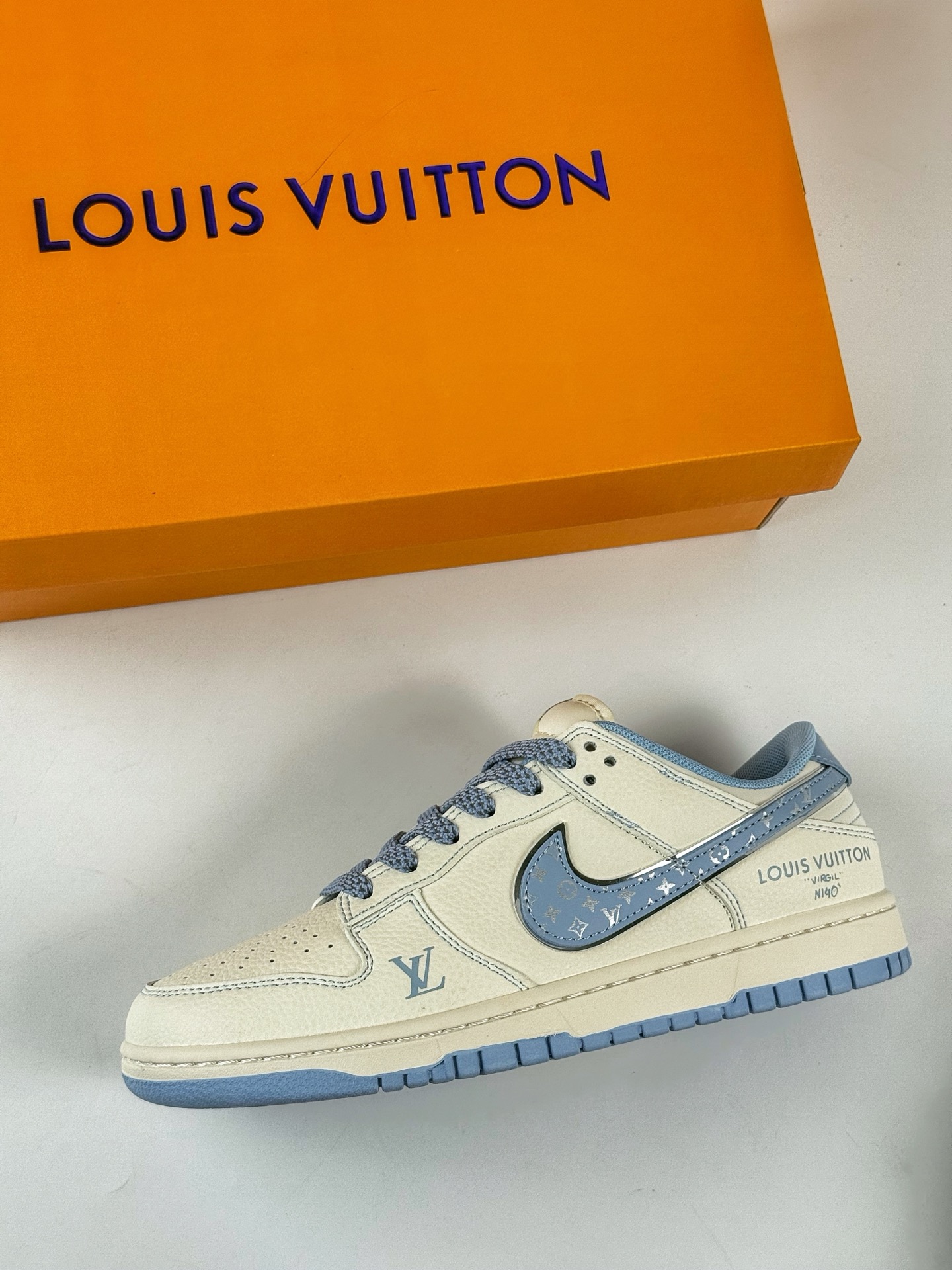 260 Nike SB Dunk Low x Louis Vuitton 白蓝满天星 JY6988-109