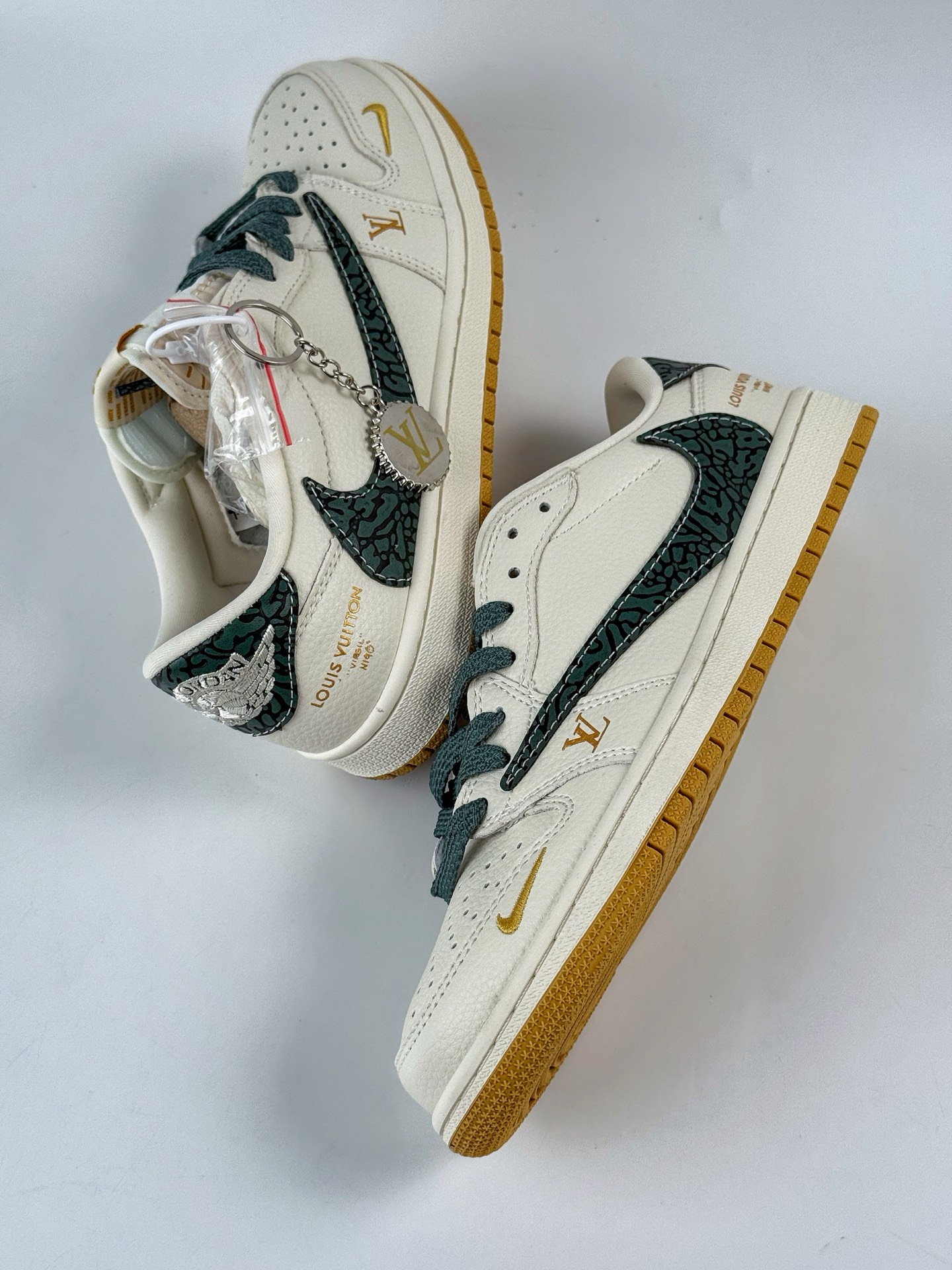 260 Travis Scott x Nike Air Jordan 1 Low x Louis Vuitton Air Jordan 1 Low 反转白绿小勾倒钩 XB1979-009