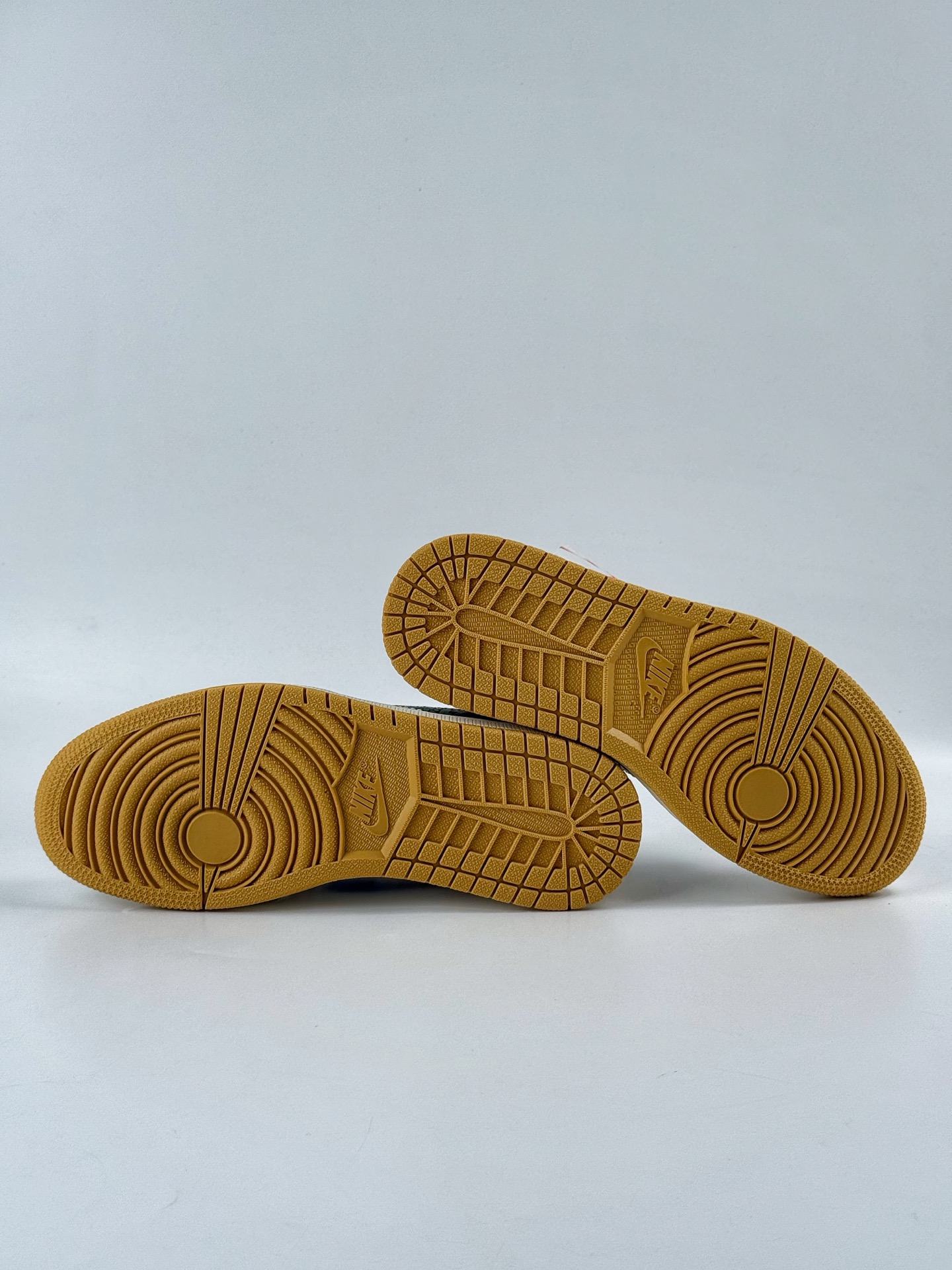 260 Travis Scott x Nike Air Jordan 1 Low x Louis Vuitton Air Jordan 1 Low 反转白绿小勾倒钩 XB1979-009