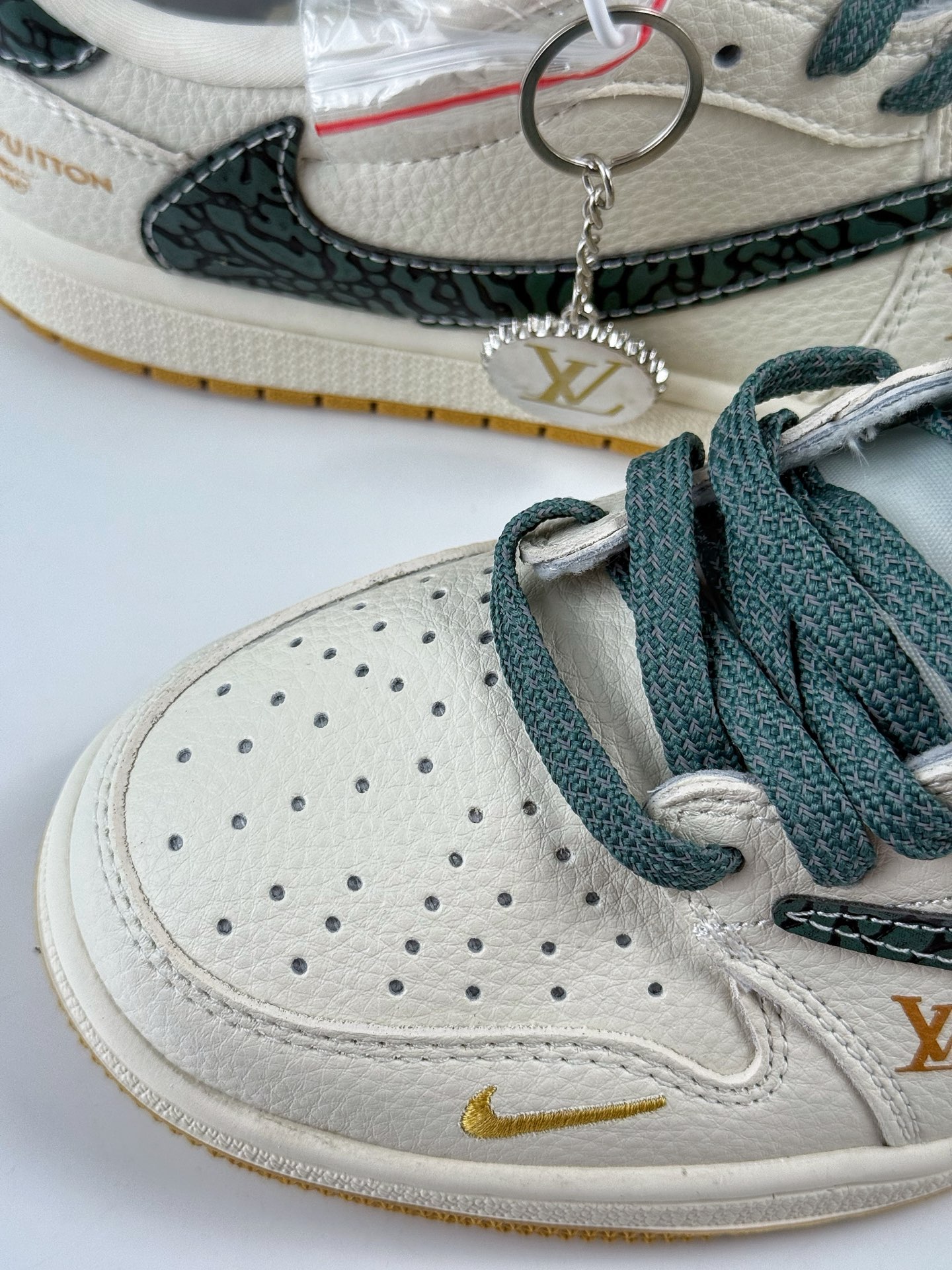 260 Travis Scott x Nike Air Jordan 1 Low x Louis Vuitton Air Jordan 1 Low 反转白绿小勾倒钩 XB1979-009