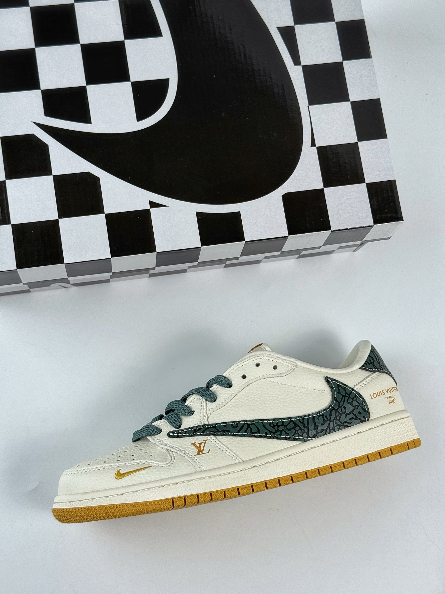 260 Travis Scott x Nike Air Jordan 1 Low x Louis Vuitton Air Jordan 1 Low 反转白绿小勾倒钩 XB1979-009