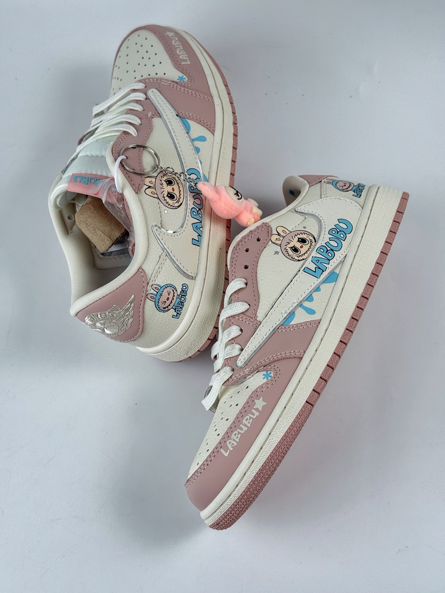 260 Travis Scott x Nike Air Jordan 1 Low x 拉布布涂鸦 Air Jordan 1 Low 反转粉白拉布布涂鸦倒钩 XB1979-011
