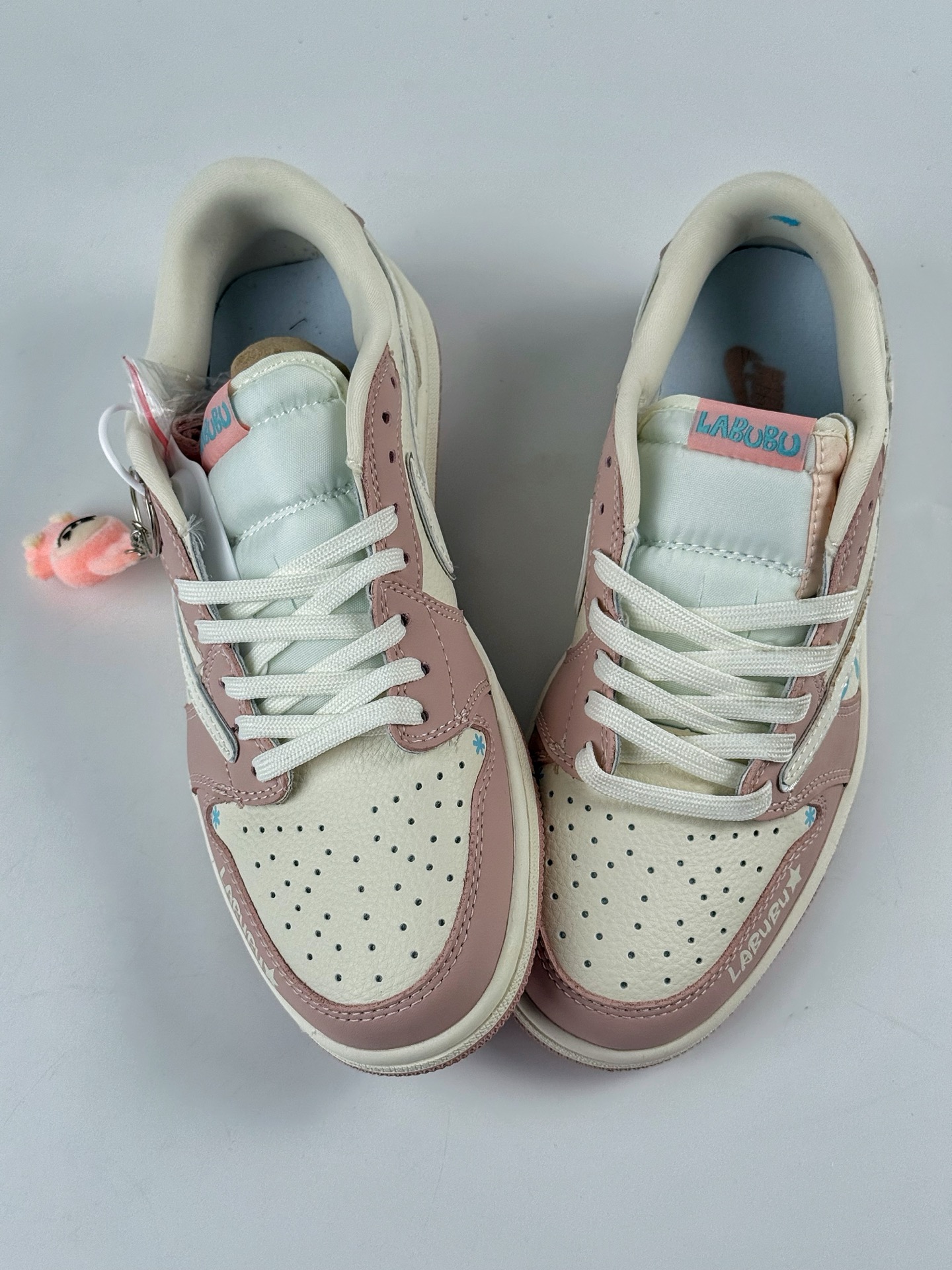 260 Travis Scott x Nike Air Jordan 1 Low x 拉布布涂鸦 Air Jordan 1 Low 反转粉白拉布布涂鸦倒钩 XB1979-011