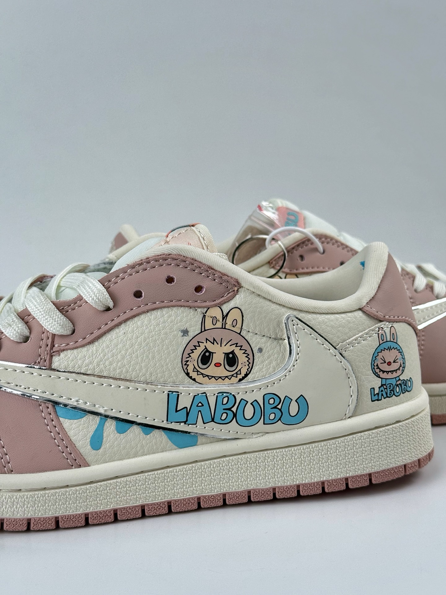 260 Travis Scott x Nike Air Jordan 1 Low x 拉布布涂鸦 Air Jordan 1 Low 反转粉白拉布布涂鸦倒钩 XB1979-011