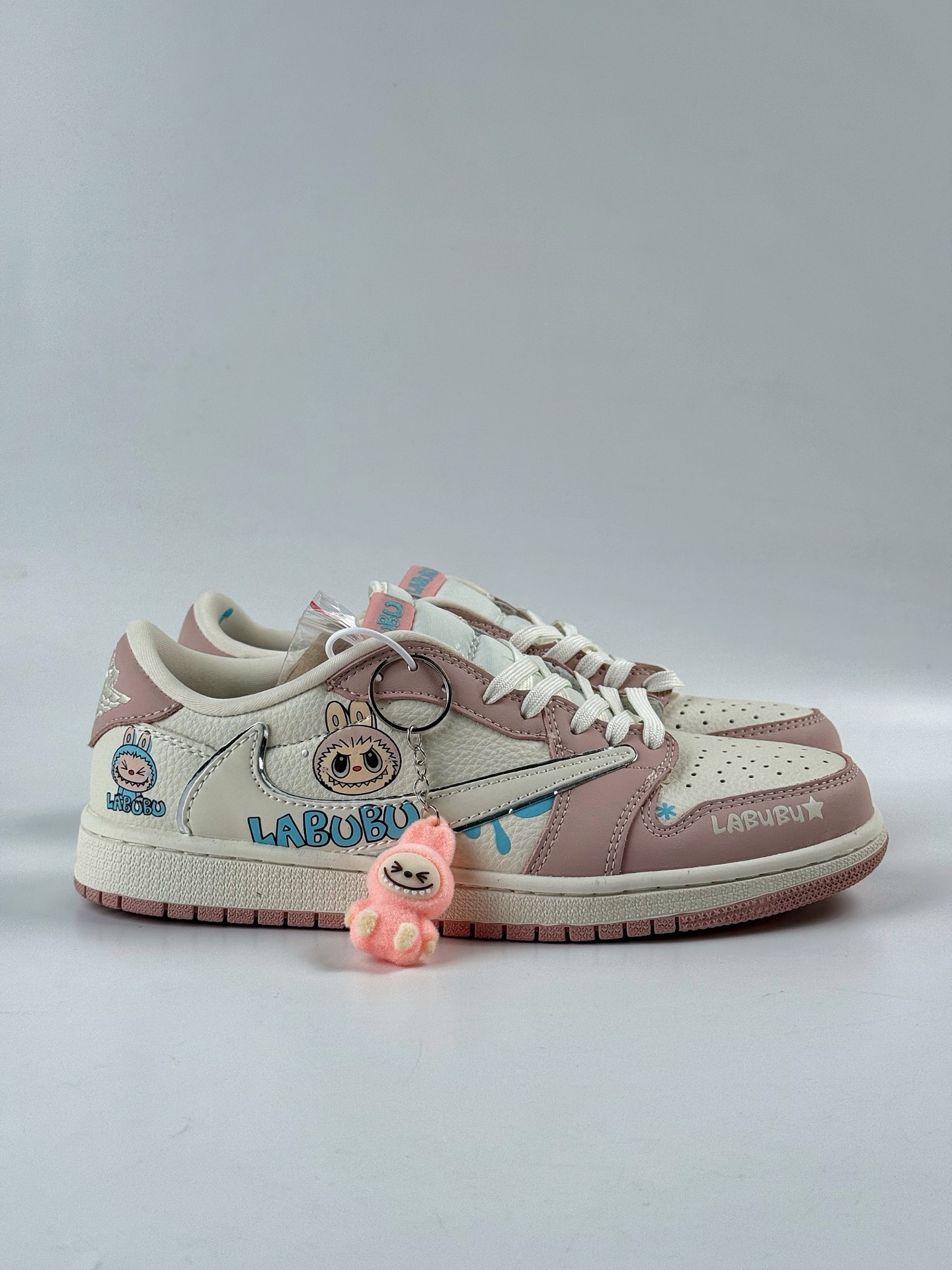 260 Travis Scott x Nike Air Jordan 1 Low x 拉布布涂鸦 Air Jordan 1 Low 反转粉白拉布布涂鸦倒钩 XB1979-011