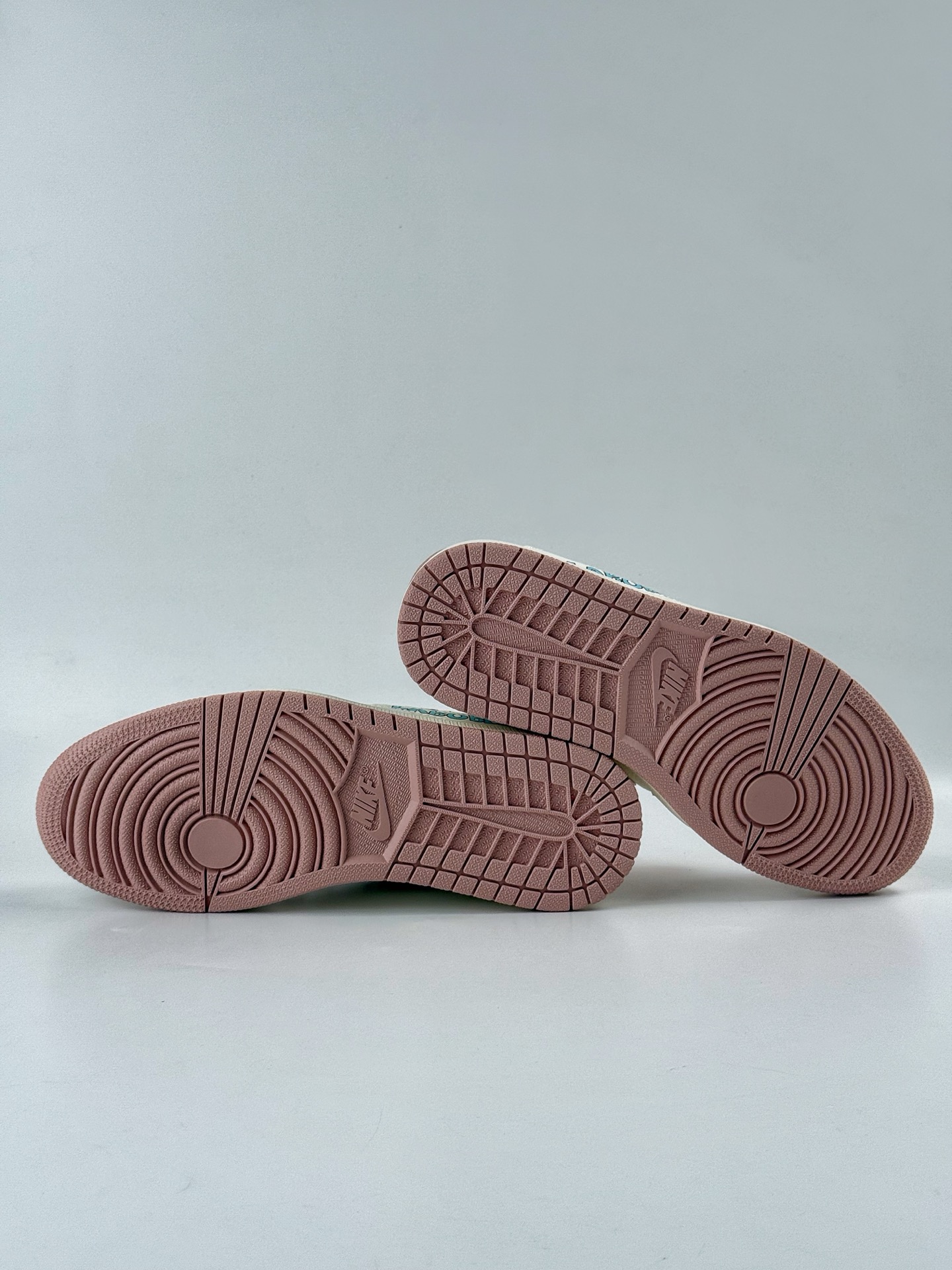 260 Travis Scott x Nike Air Jordan 1 Low x 拉布布涂鸦 Air Jordan 1 Low 反转粉白拉布布涂鸦倒钩 XB1979-011