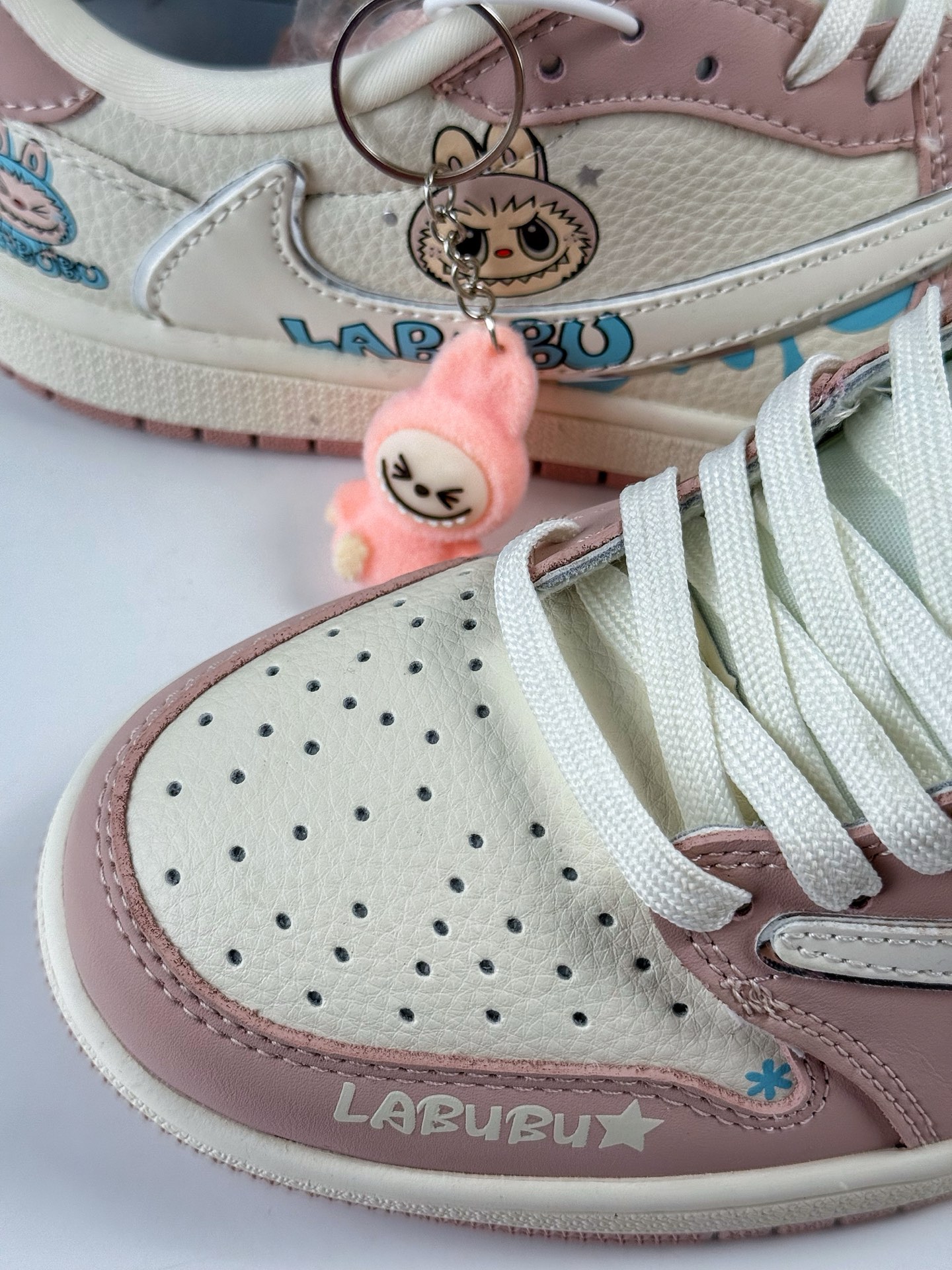 260 Travis Scott x Nike Air Jordan 1 Low x 拉布布涂鸦 Air Jordan 1 Low 反转粉白拉布布涂鸦倒钩 XB1979-011