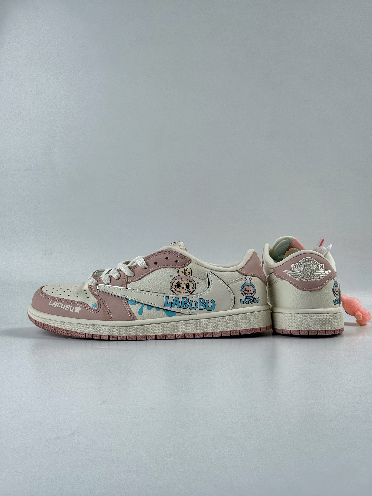 260 Travis Scott x Nike Air Jordan 1 Low x 拉布布涂鸦 Air Jordan 1 Low 反转粉白拉布布涂鸦倒钩 XB1979-011