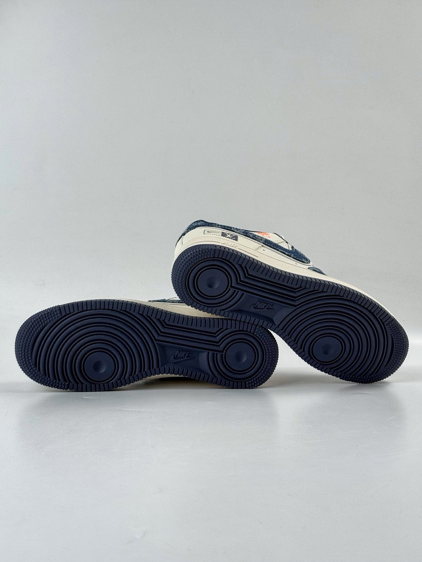 260 Nike Air Force 1 Low 07 x Louis Vuitton 蓝白小勾满天星 YX5066-355