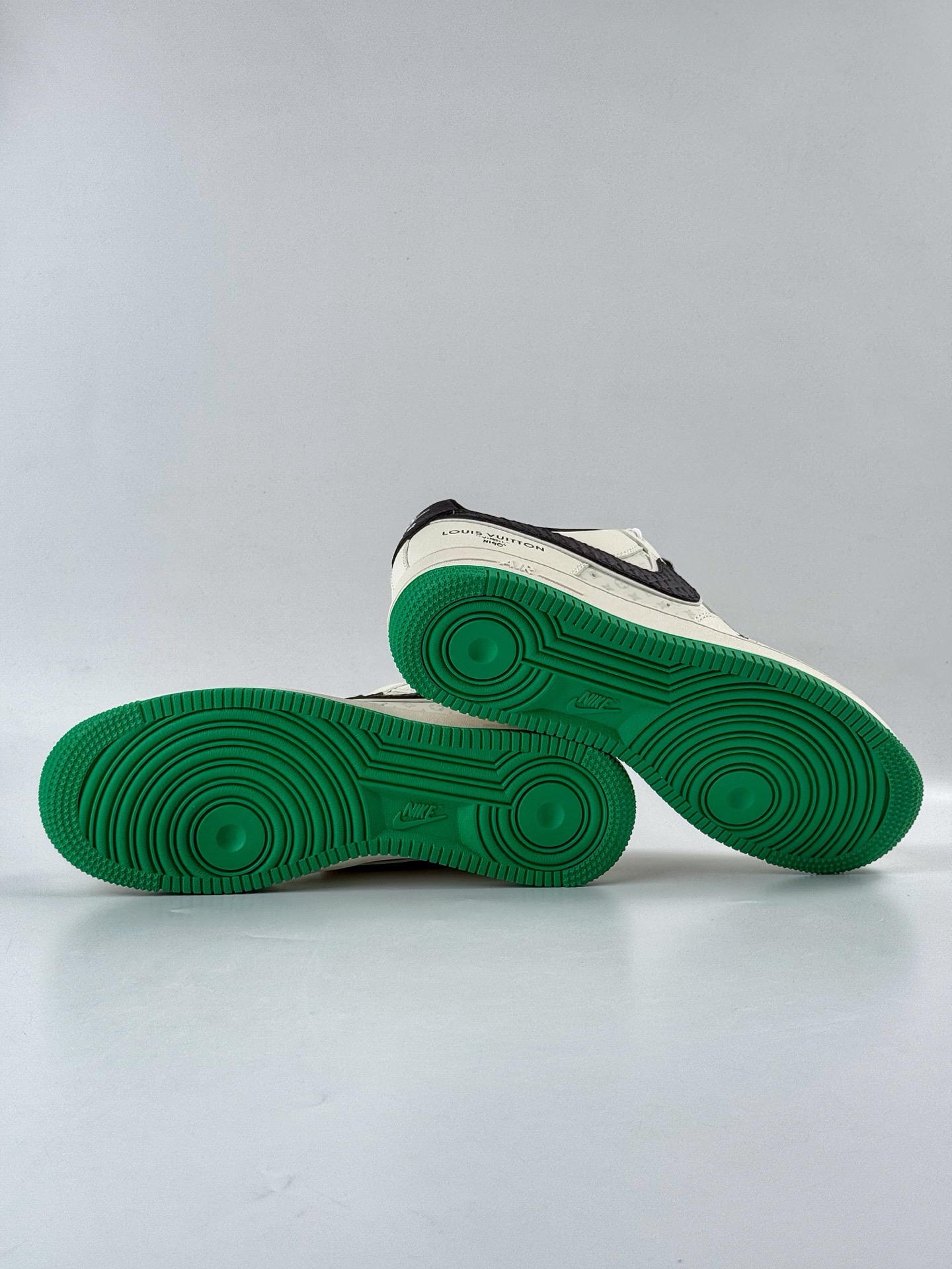 260 Nike Air Force 1 Low 07 x Louis Vuitton 白黑绿 QW5836-008