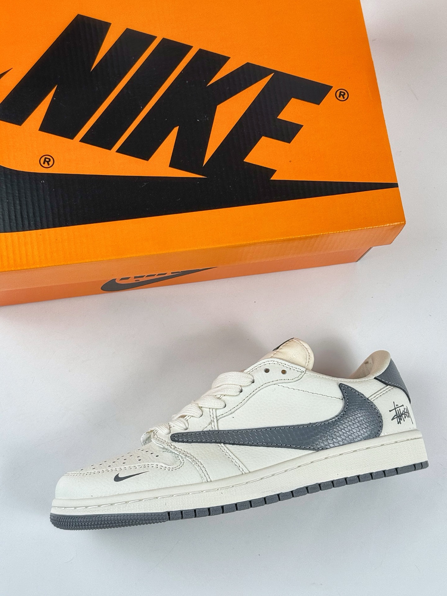 220 Travis Scott x Nike Air Jordan 1 Low x Stussy Air Jordan 1 Low 反转白灰小勾倒钩 JW1188-133
