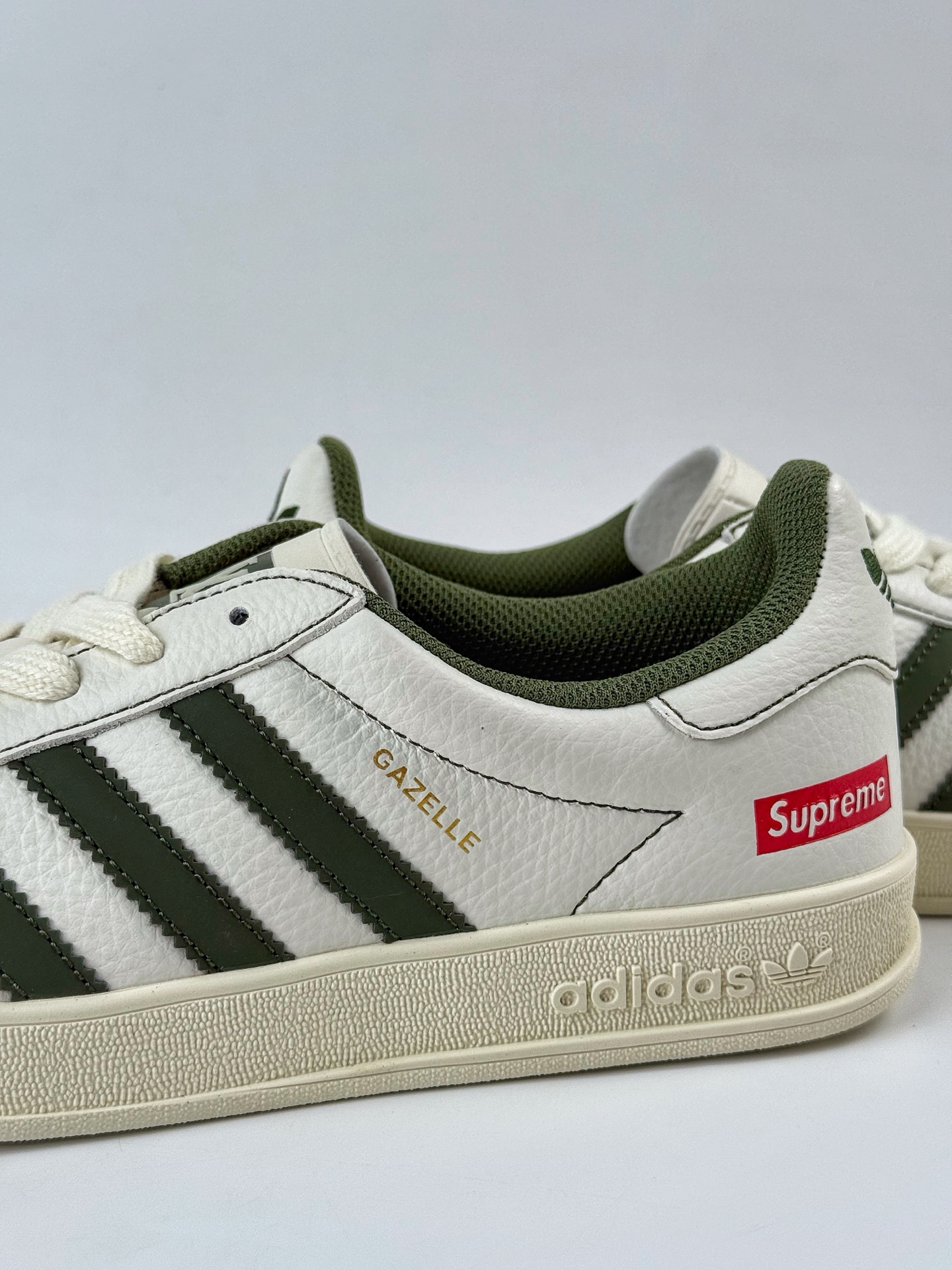 260 adidas originals Samba OG x Supreme 灰白绿 桑巴舞系列复古经典轻便板鞋 XD6188-103