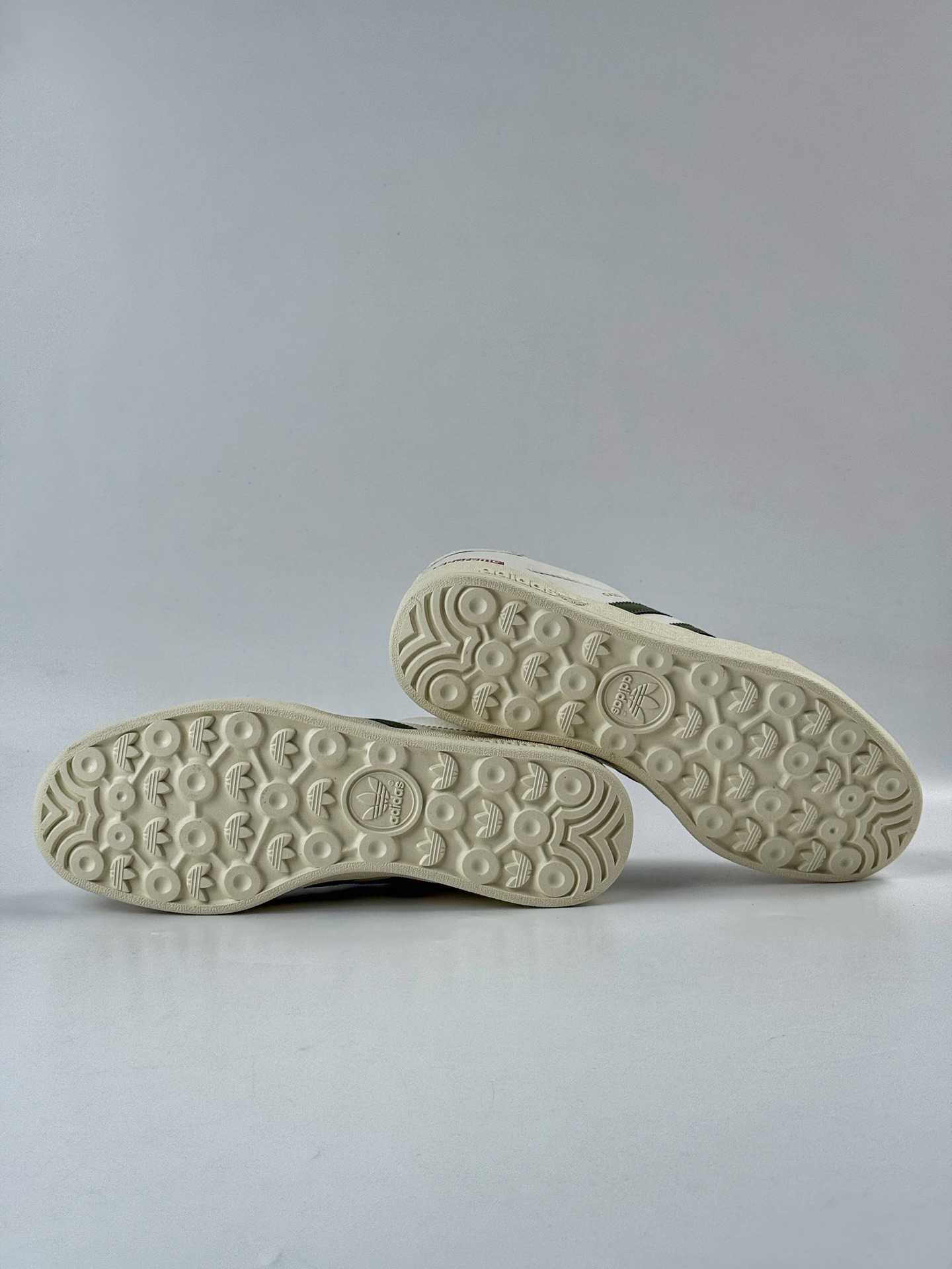 260 adidas originals Samba OG x Supreme 灰白绿 桑巴舞系列复古经典轻便板鞋 XD6188-103