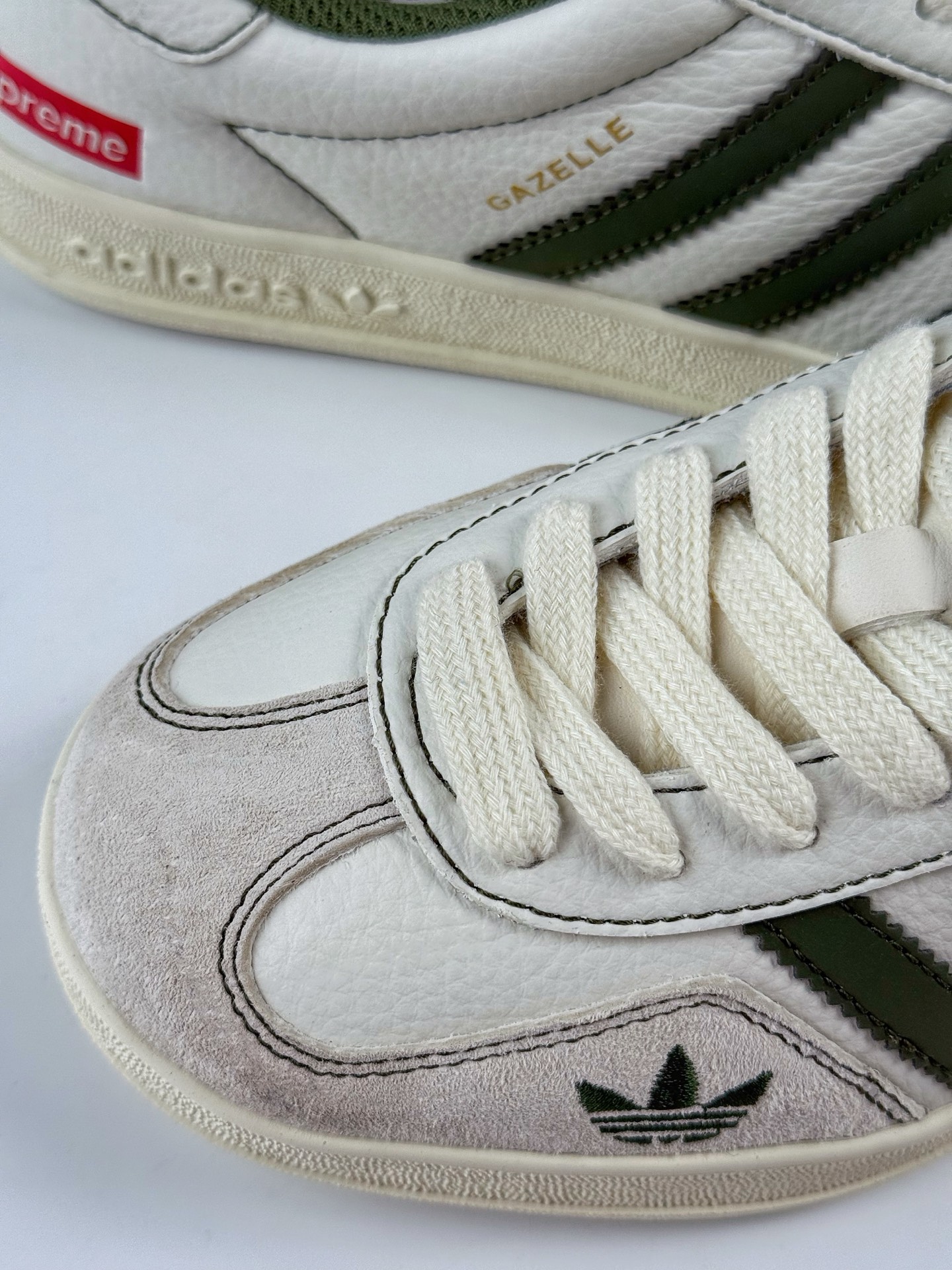 260 adidas originals Samba OG x Supreme 灰白绿 桑巴舞系列复古经典轻便板鞋 XD6188-103