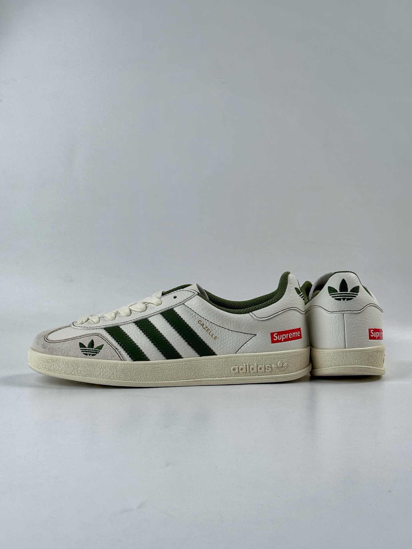 260 adidas originals Samba OG x Supreme 灰白绿 桑巴舞系列复古经典轻便板鞋 XD6188-103