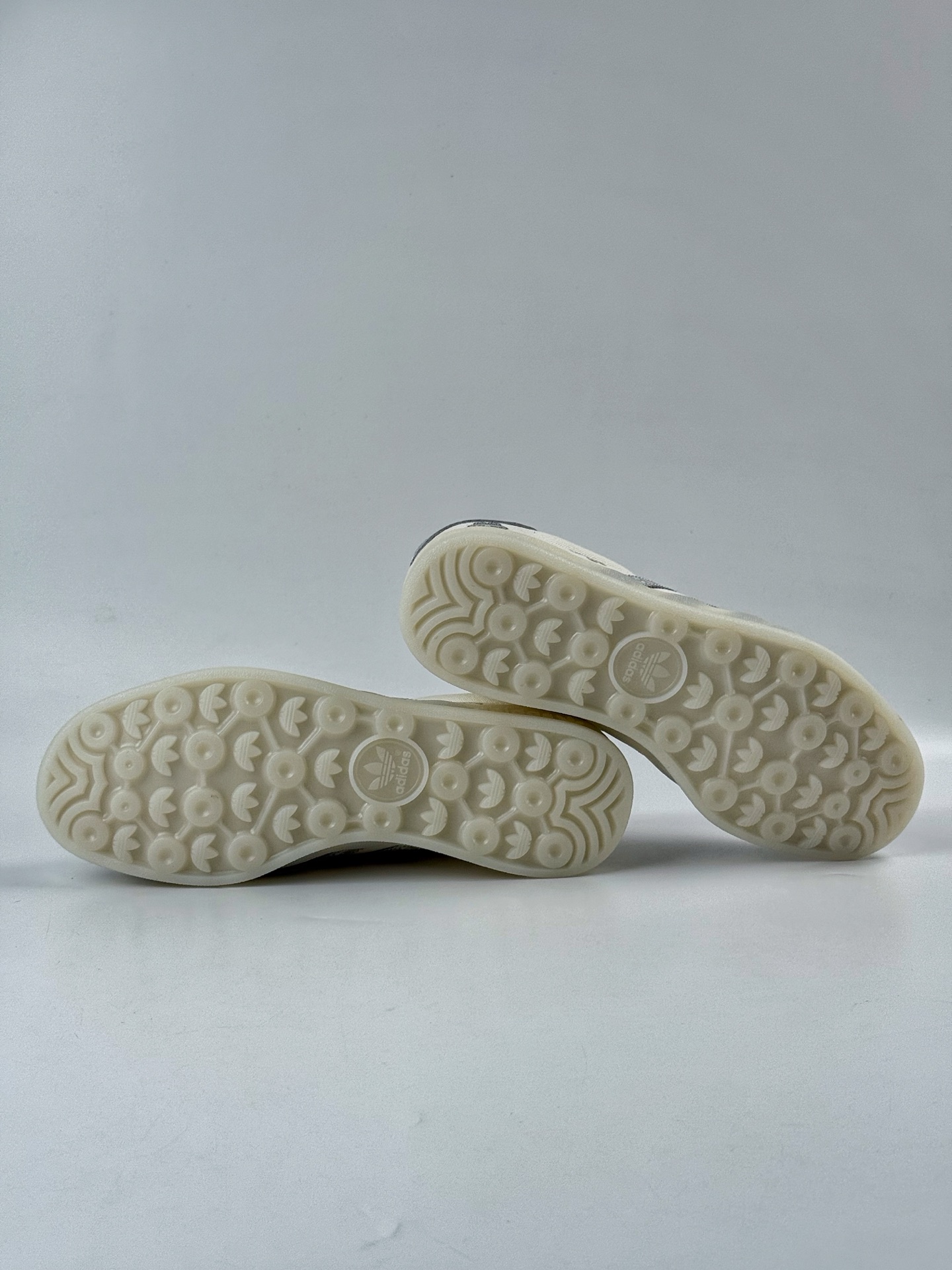 260 adidas originals Samba OG 灰白拉布布 桑巴舞系列复古经典轻便板鞋 DM1234-015