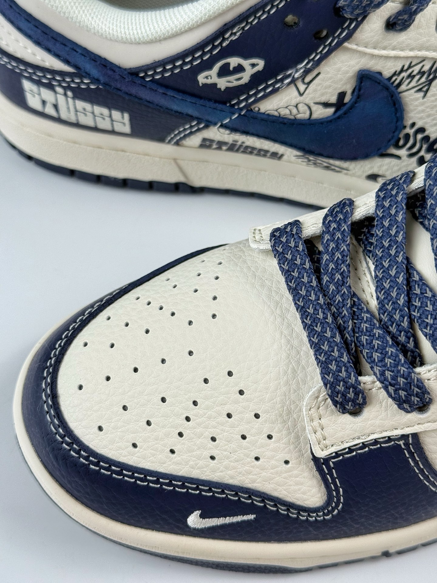 280 Nike SB Dunk Low x Stussy 蓝白小勾满天星 XS6089-589-Chinese UA Cheap High Quatity Brand Clothes Bags handbags Sneakers wholesale wholesaler seller from China Factory suppliers Fashion Clothing Shoes best Quality Beautiful Price 280 Nike SB Dunk Low x Stussy 蓝白小勾满天星 XS6089-589