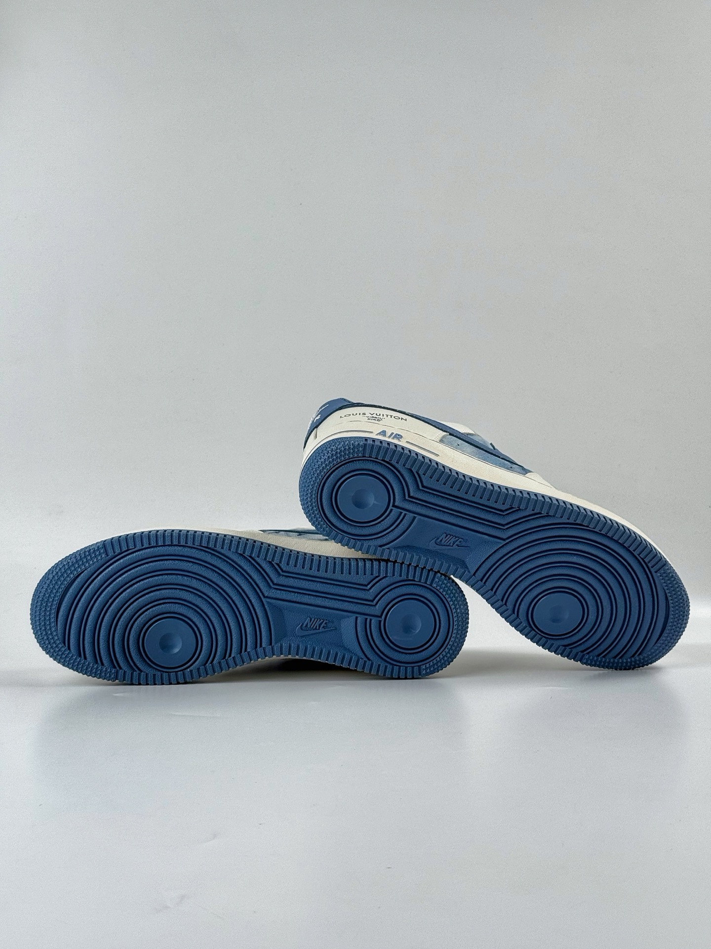 260 Nike Air Force 1 Low 07 x Louis Vuitton 白蓝满天星 LW9279-019-Chinese UA Cheap High Quatity Brand Clothes Bags handbags Sneakers wholesale wholesaler seller from China Factory suppliers Fashion Clothing Shoes best Quality Beautiful Price 260 Nike Air Force 1 Low 07 x Louis Vuitton 白蓝满天星 LW9279-019