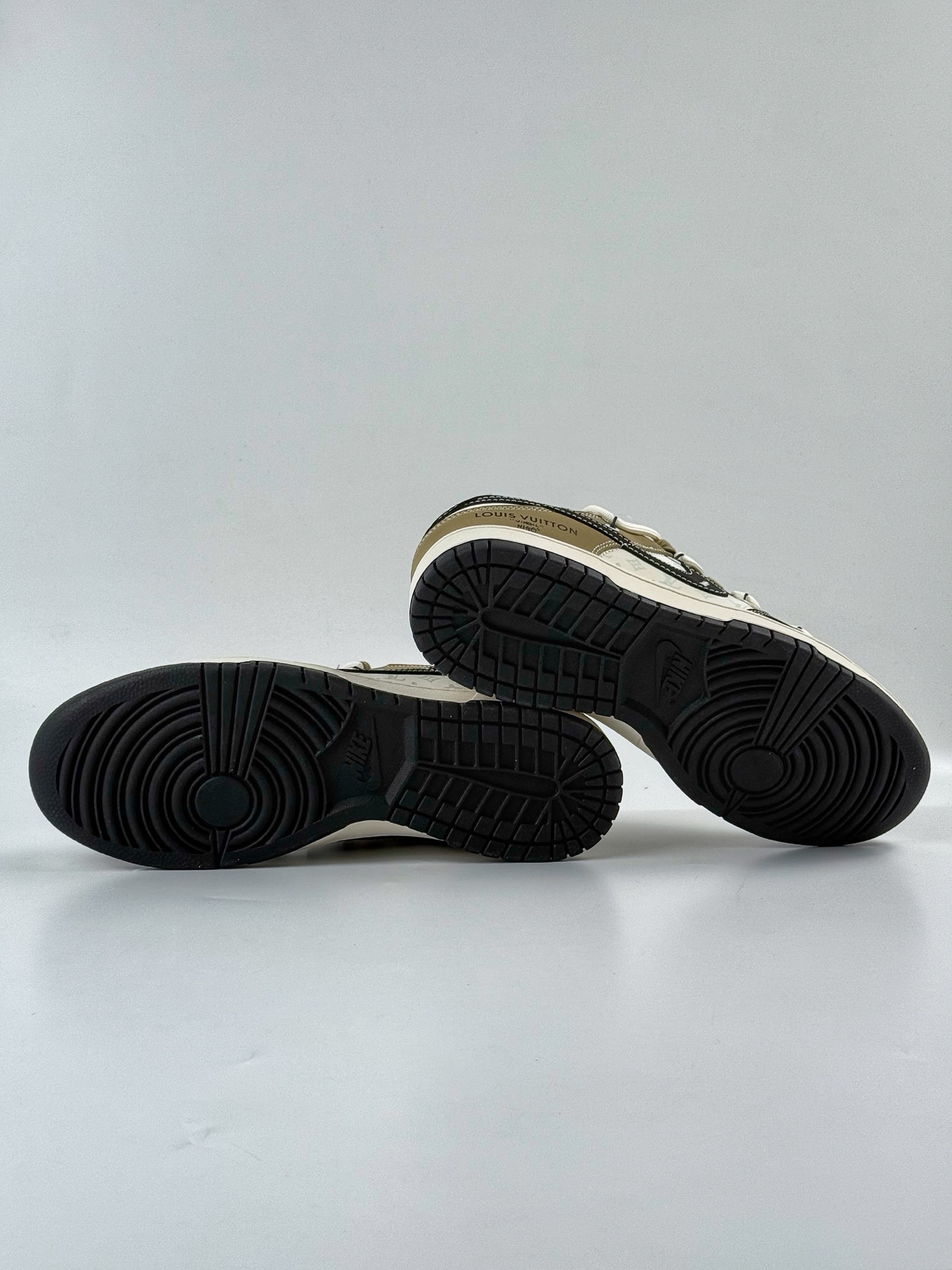 300 Nike SB Dunk Low x Louis Vuitton 黑白绿绑带 YX5066-371