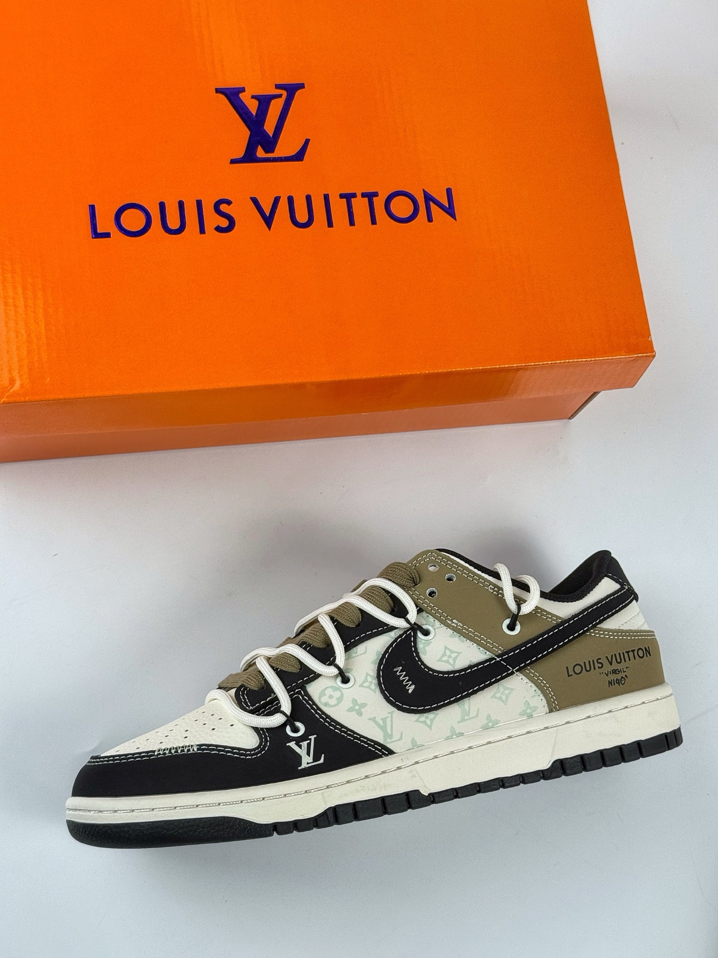 300 Nike SB Dunk Low x Louis Vuitton 黑白绿绑带 YX5066-371