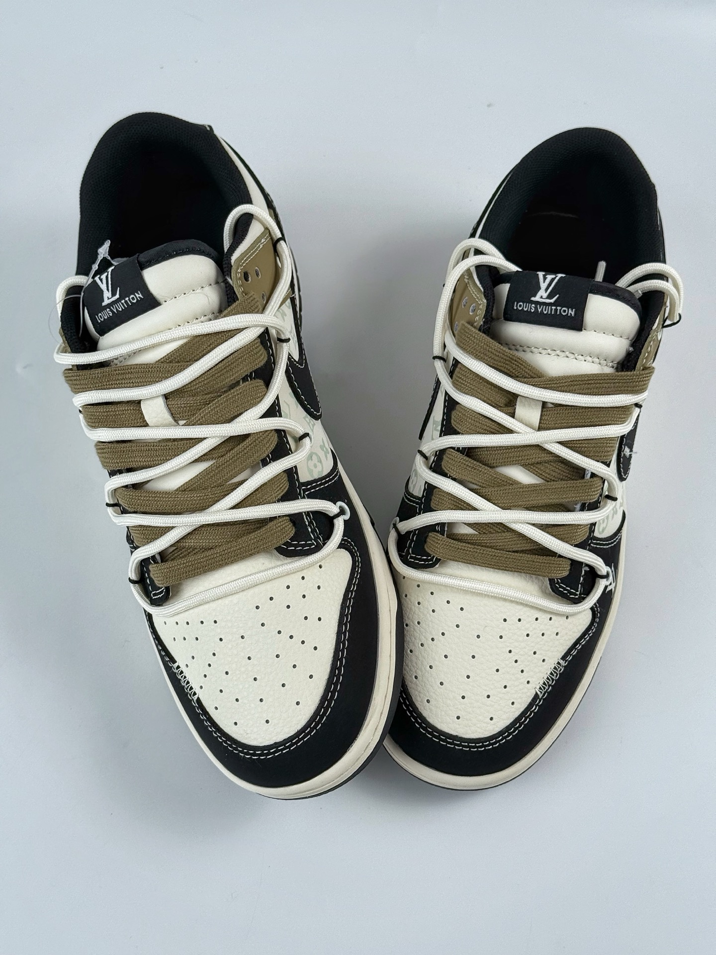 300 Nike SB Dunk Low x Louis Vuitton 黑白绿绑带 YX5066-371