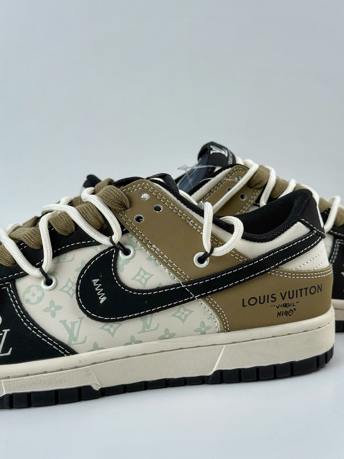 300 Nike SB Dunk Low x Louis Vuitton 黑白绿绑带 YX5066-371